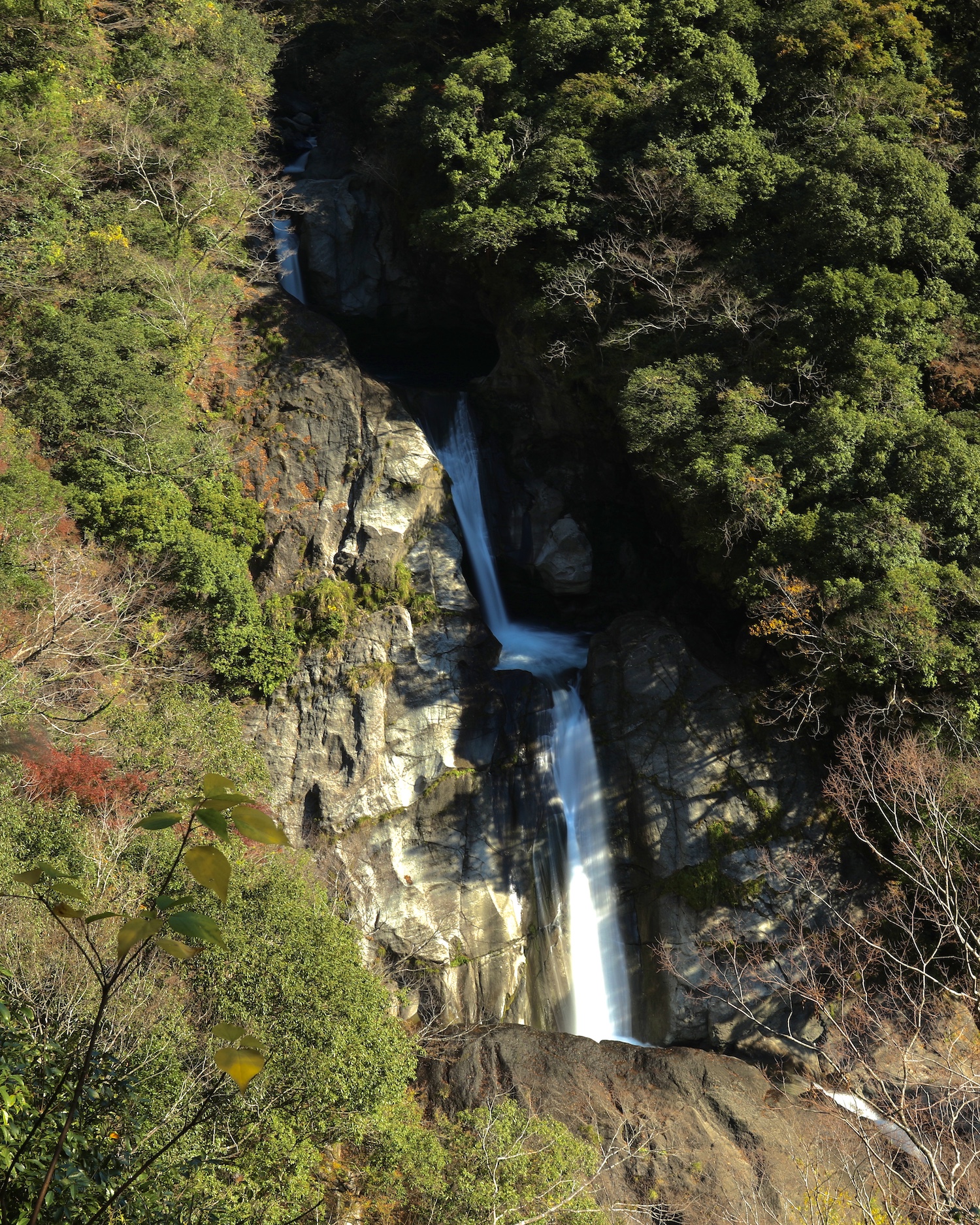 轟の滝（とどろきのたき）｜香美市のシンボル!?「日本の滝100選」にも選ばれた三段の名爆