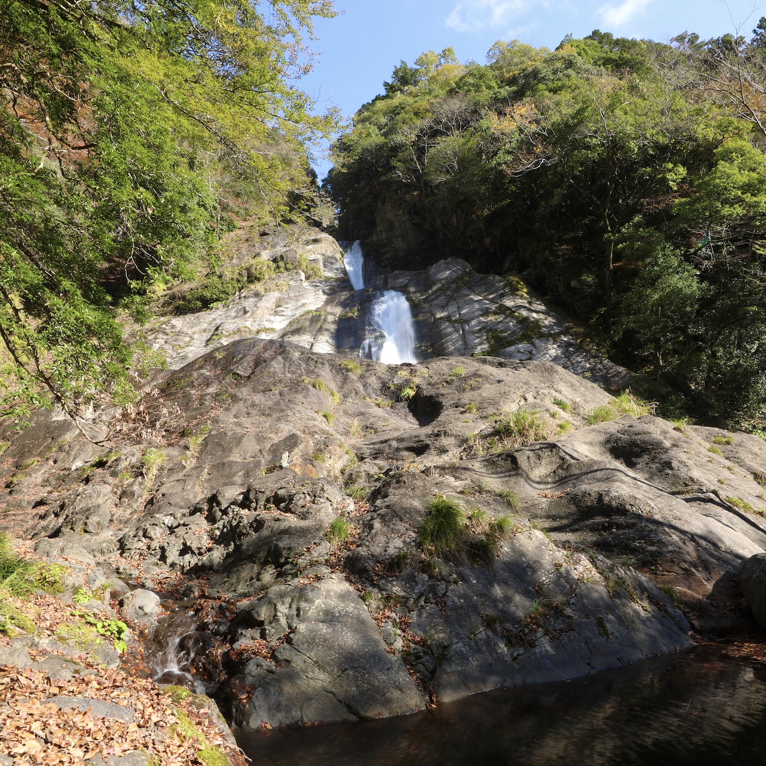 轟の滝（とどろきのたき）｜香美市のシンボル!?「日本の滝100選」にも選ばれた三段の名爆