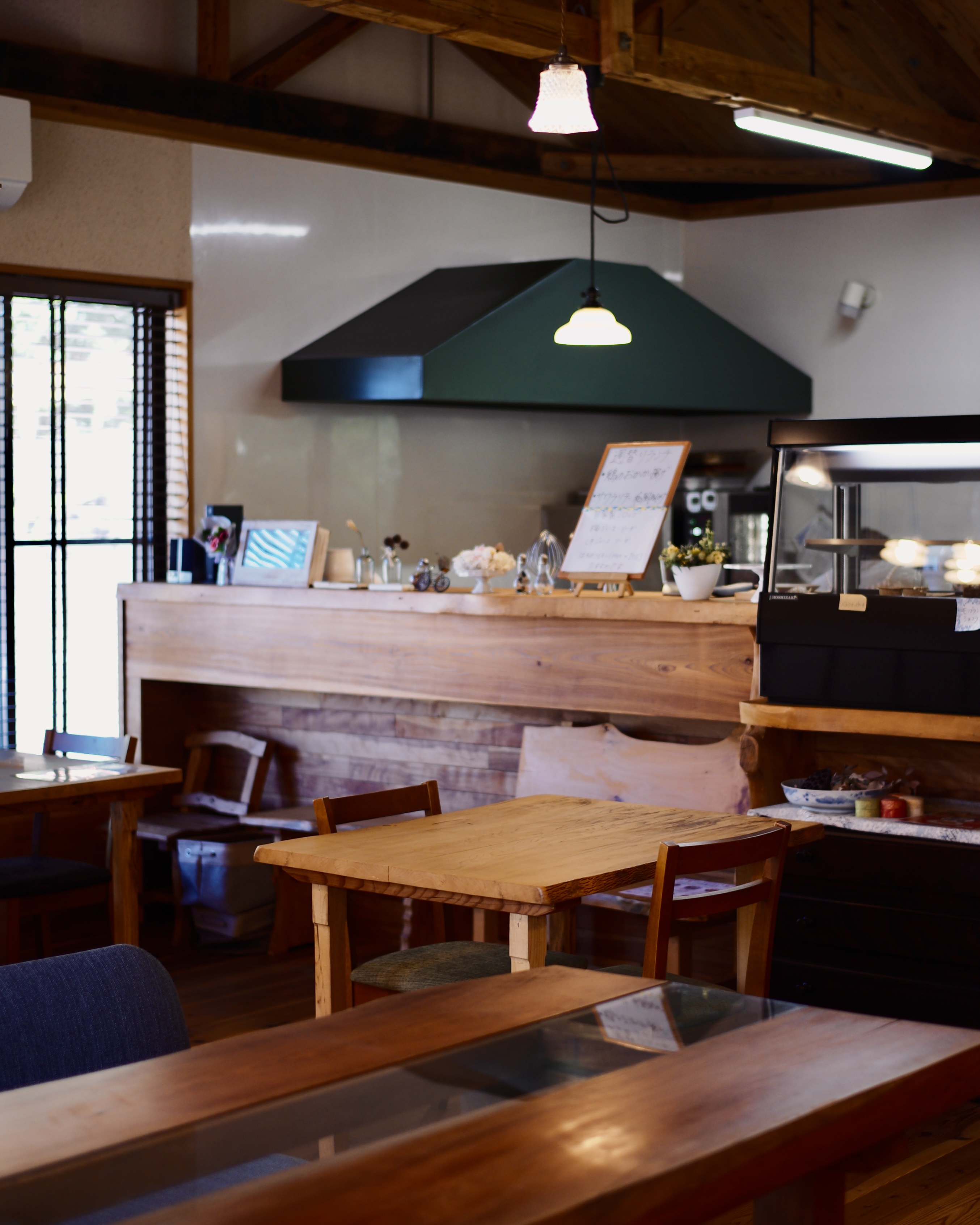 しおん 喫茶と美容室｜安芸市の新店！子連れも安心の温もりある倉庫カフェ