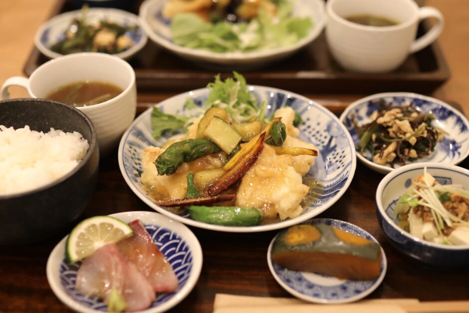 SAKEとSAKANA ふふ｜満席必至の人気店！温もり空間で味わう居酒屋ランチ