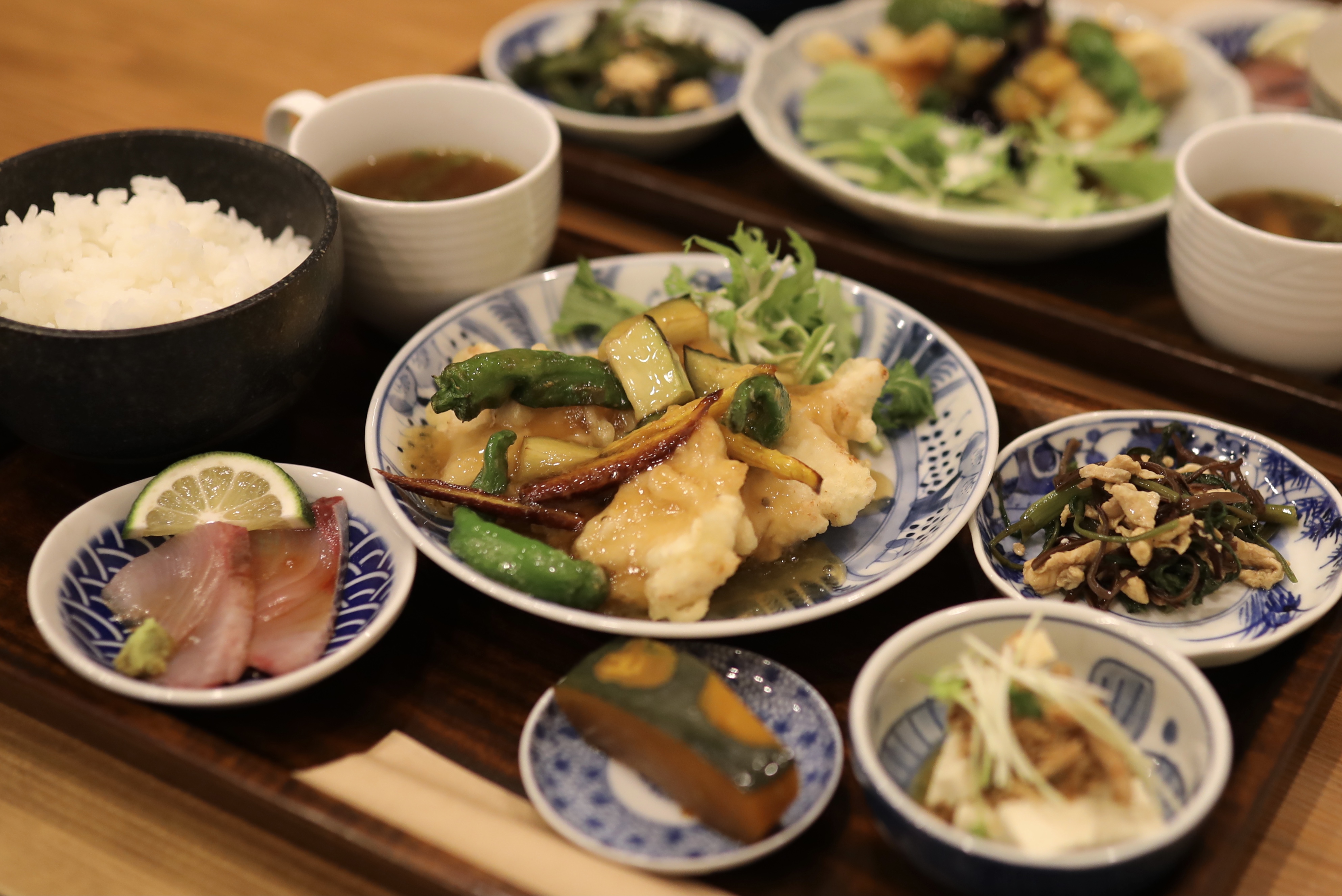 SAKEとSAKANA ふふ|満席必至の人気店!温もり空間で味わう居酒屋ランチ