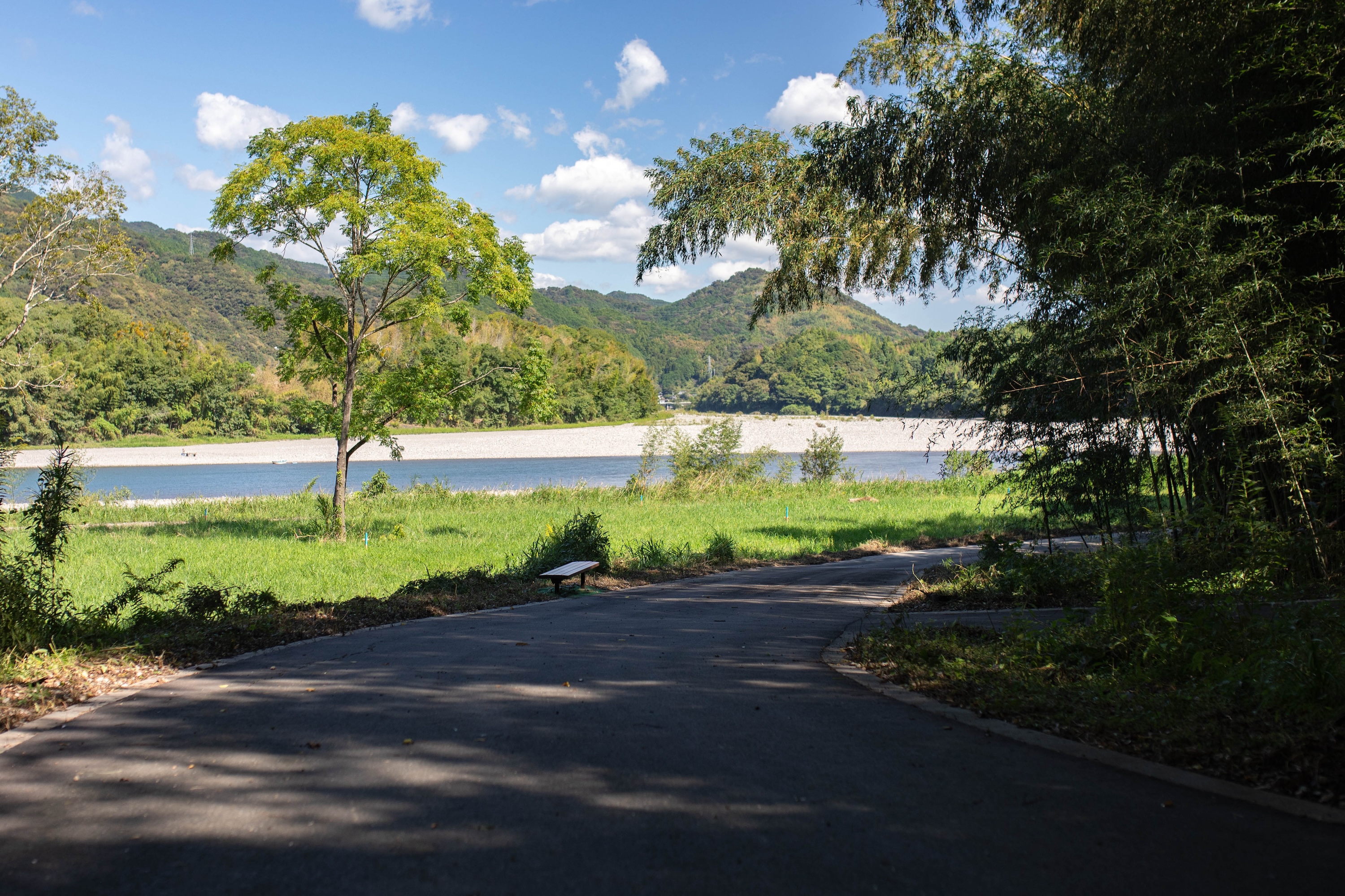 江尻地区親水公園|日高村の新スポット!緑と水に囲まれた癒しの公園