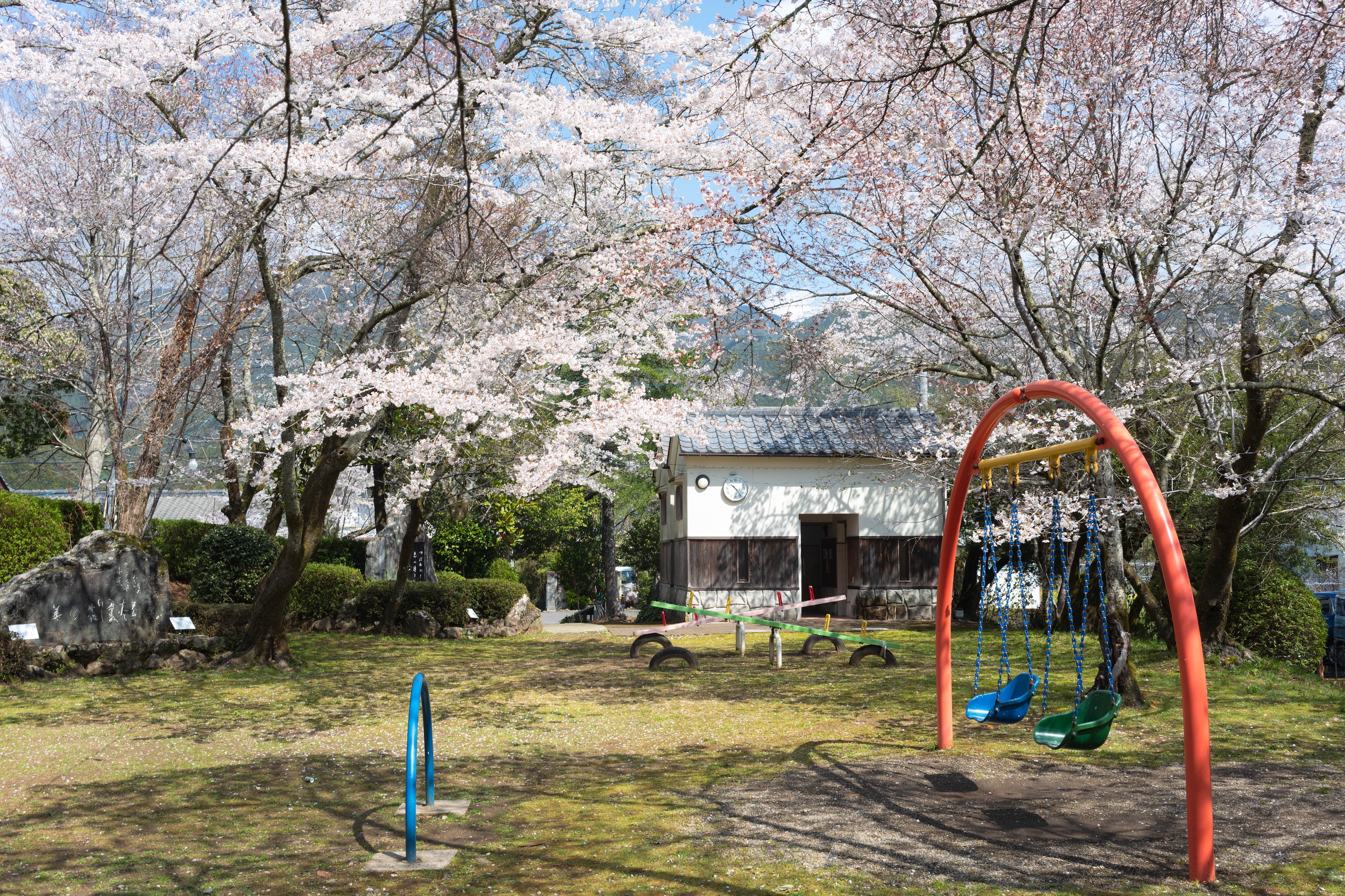 上街公園（土居屋敷跡）｜桜に包まれる幻想的な公園。歴史の面影を感じる穴場スポット