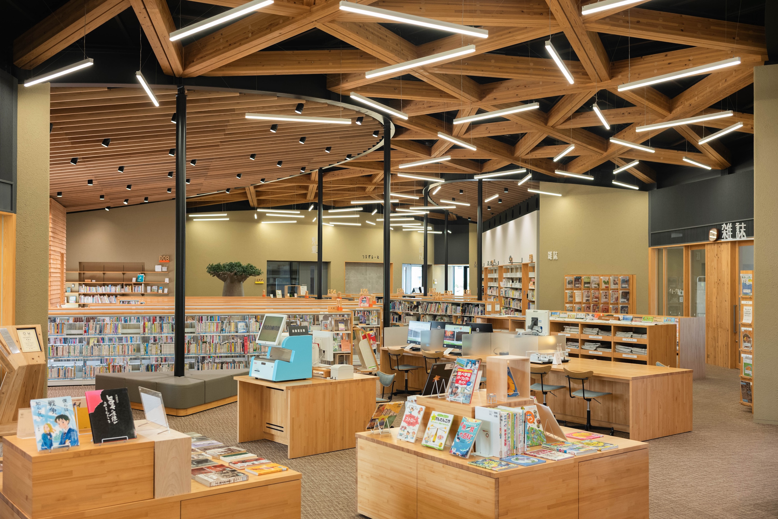 香美市立図書館かみーる｜木の温もりと光があふれる、地域に開かれた図書館