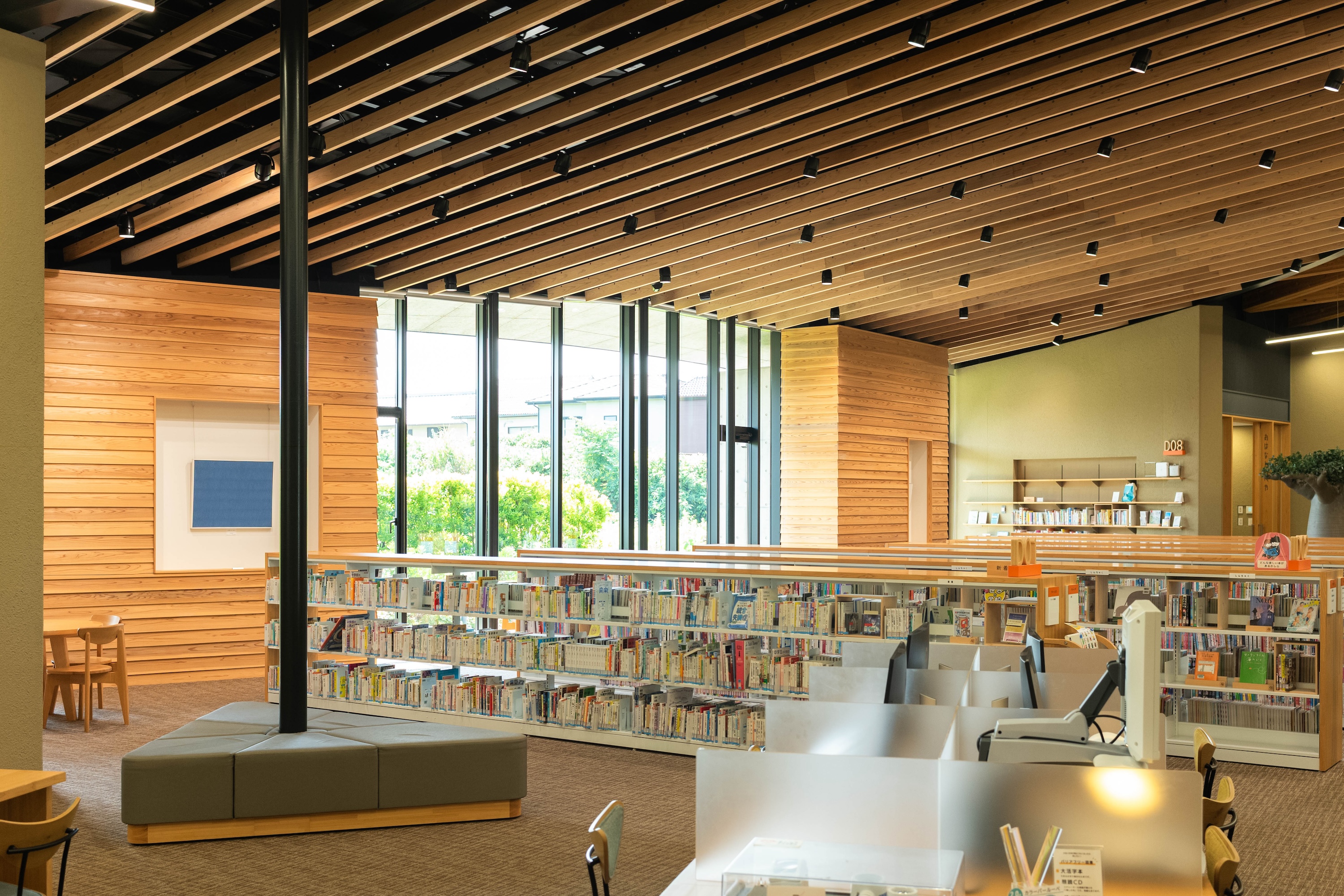 香美市立図書館かみーる｜木の温もりと光があふれる、地域に開かれた図書館