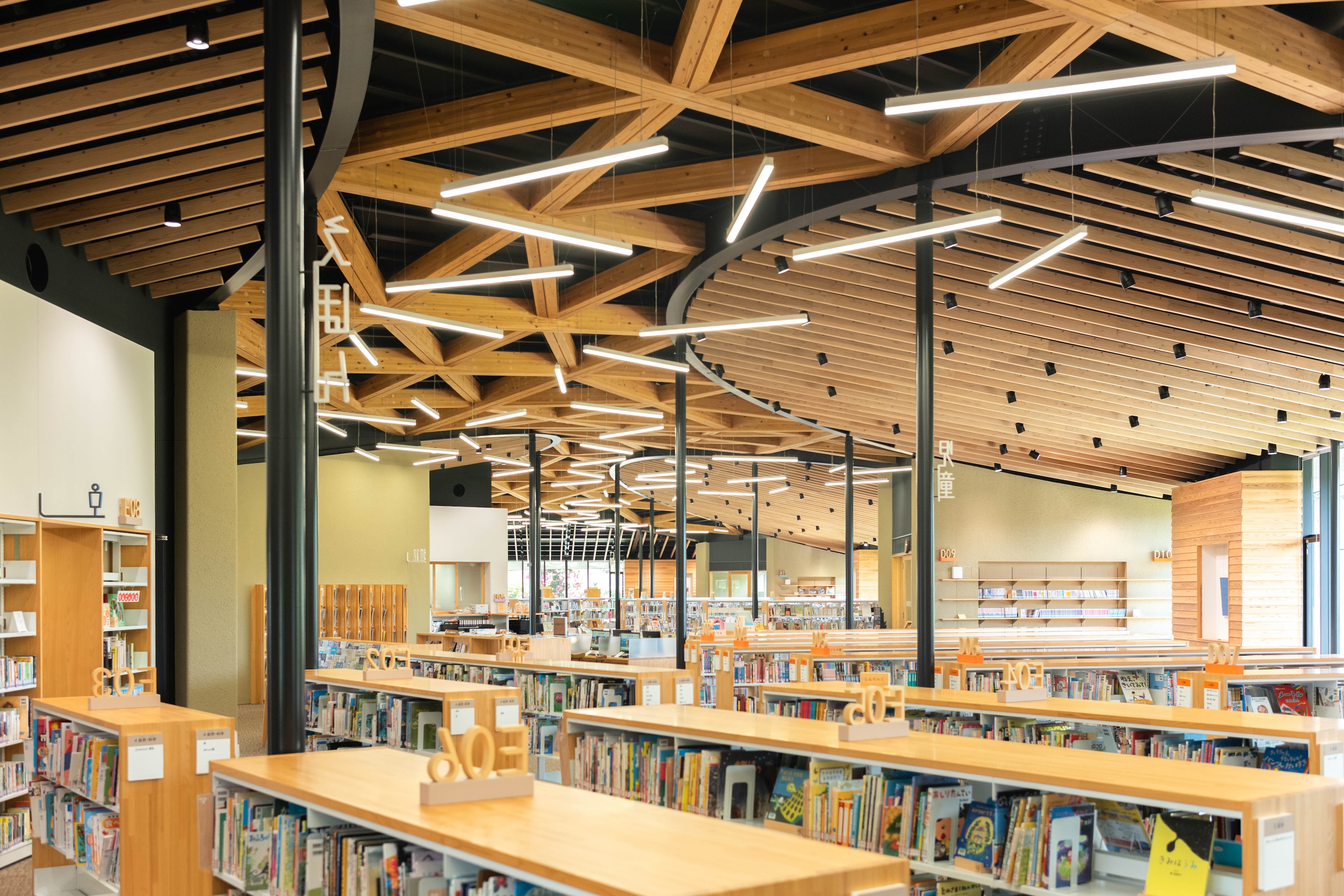 香美市立図書館かみーる｜木の温もりと光があふれる、地域に開かれた図書館