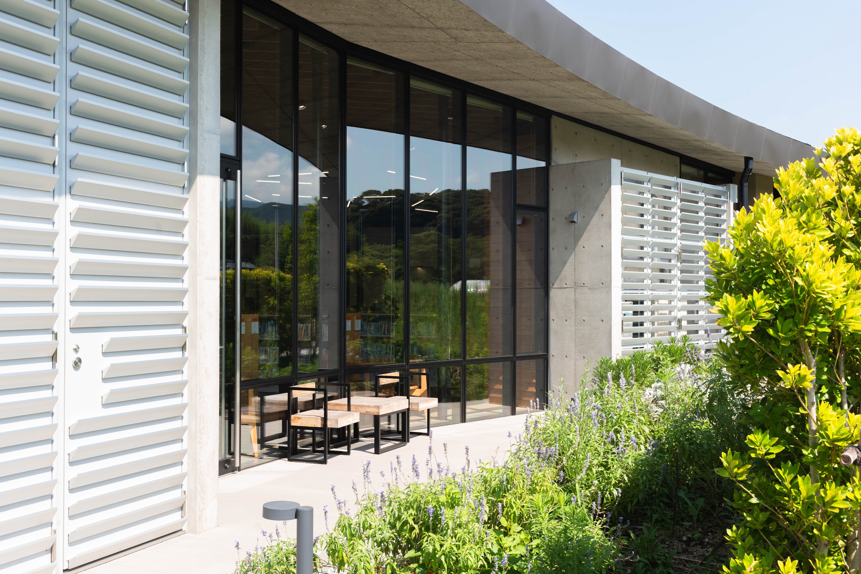 香美市立図書館かみーる｜木の温もりと光があふれる、地域に開かれた図書館