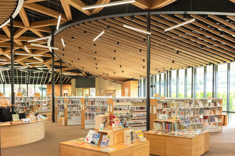 香美市立図書館かみーる｜木の温もりと光があふれる、地域に開かれた図書館