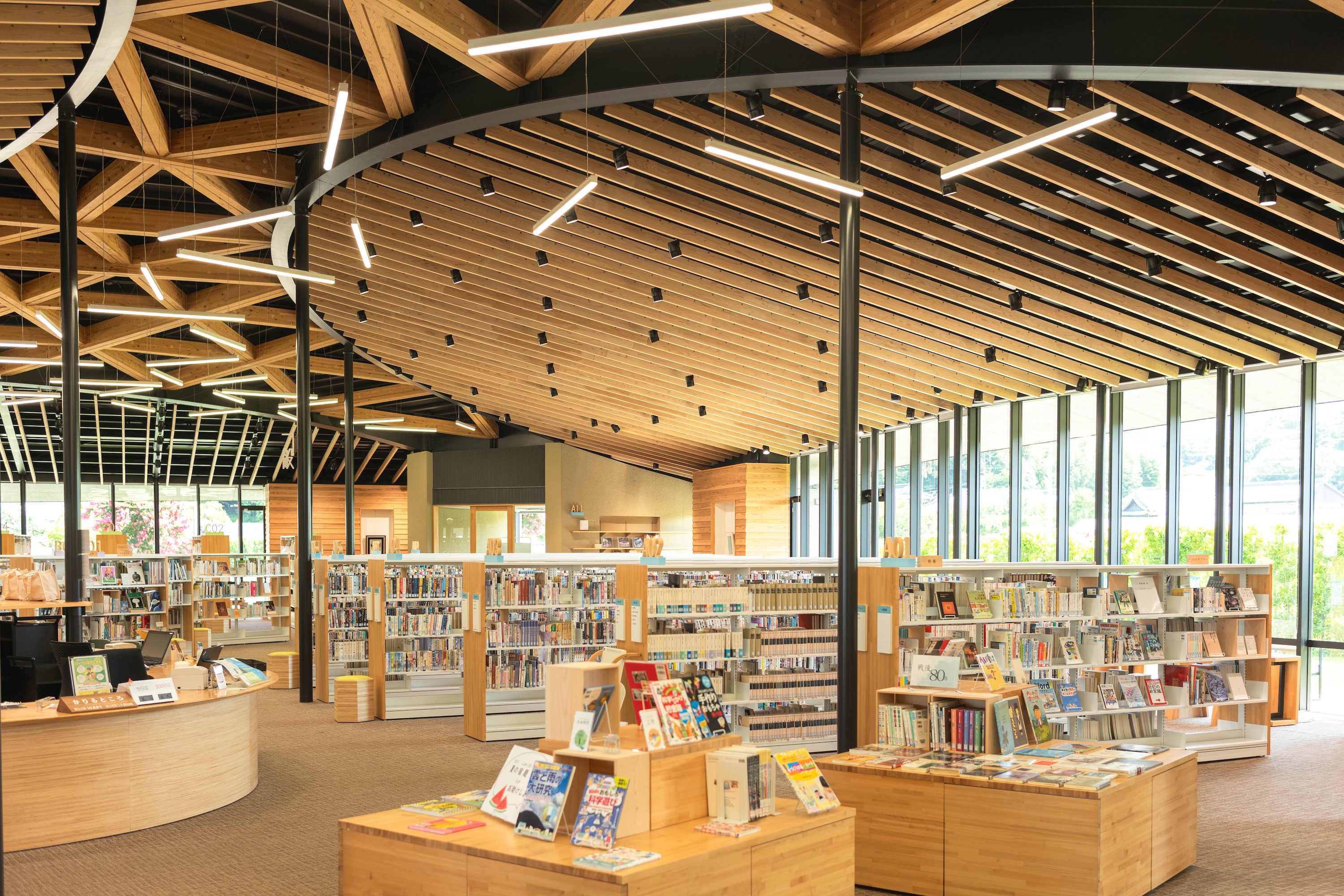 香美市立図書館かみーる｜木の温もりと光があふれる、地域に開かれた図書館