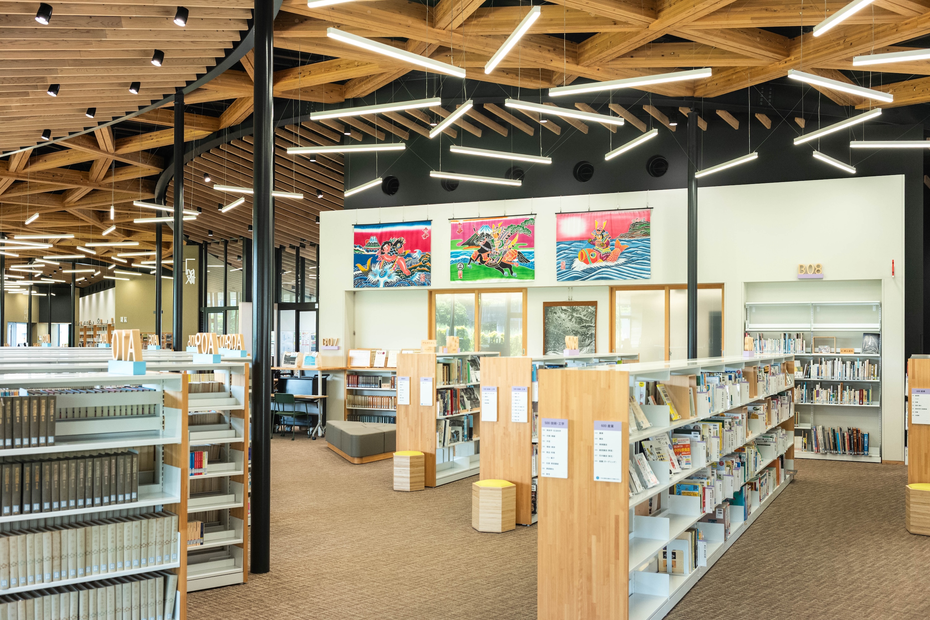 香美市立図書館かみーる｜木の温もりと光があふれる、地域に開かれた図書館