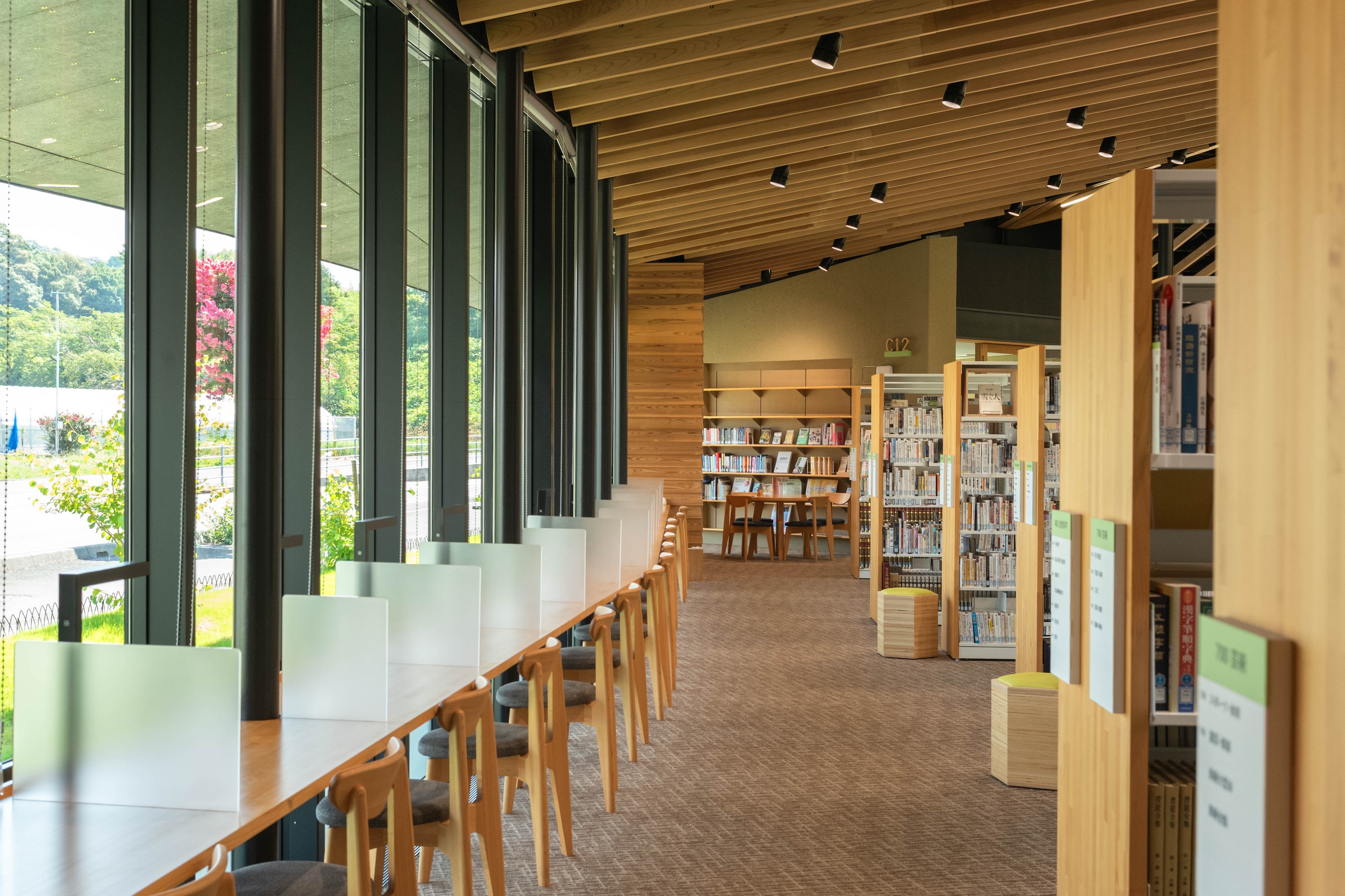 香美市立図書館かみーる｜木の温もりと光があふれる、地域に開かれた図書館