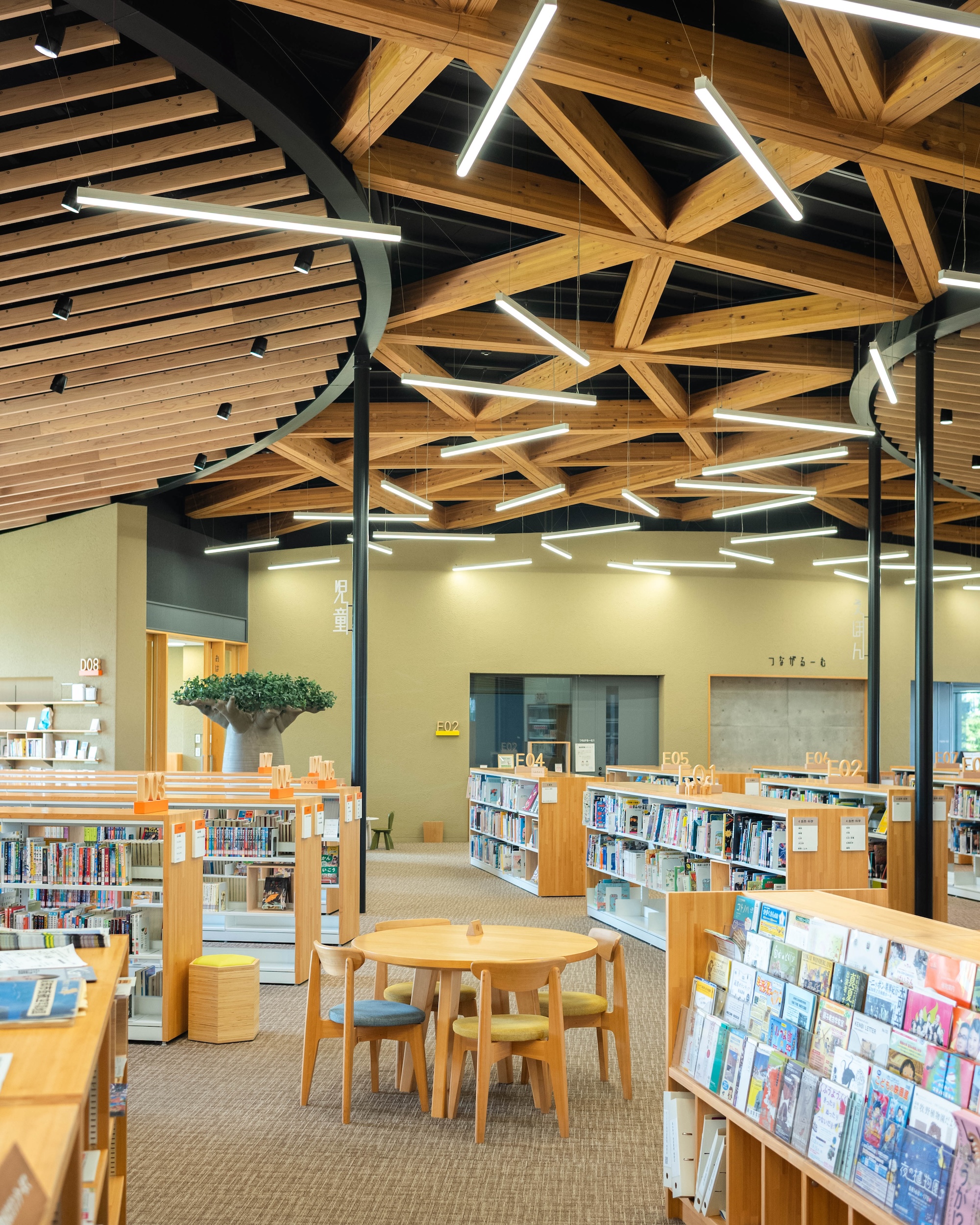 香美市立図書館かみーる｜木の温もりと光があふれる、地域に開かれた図書館