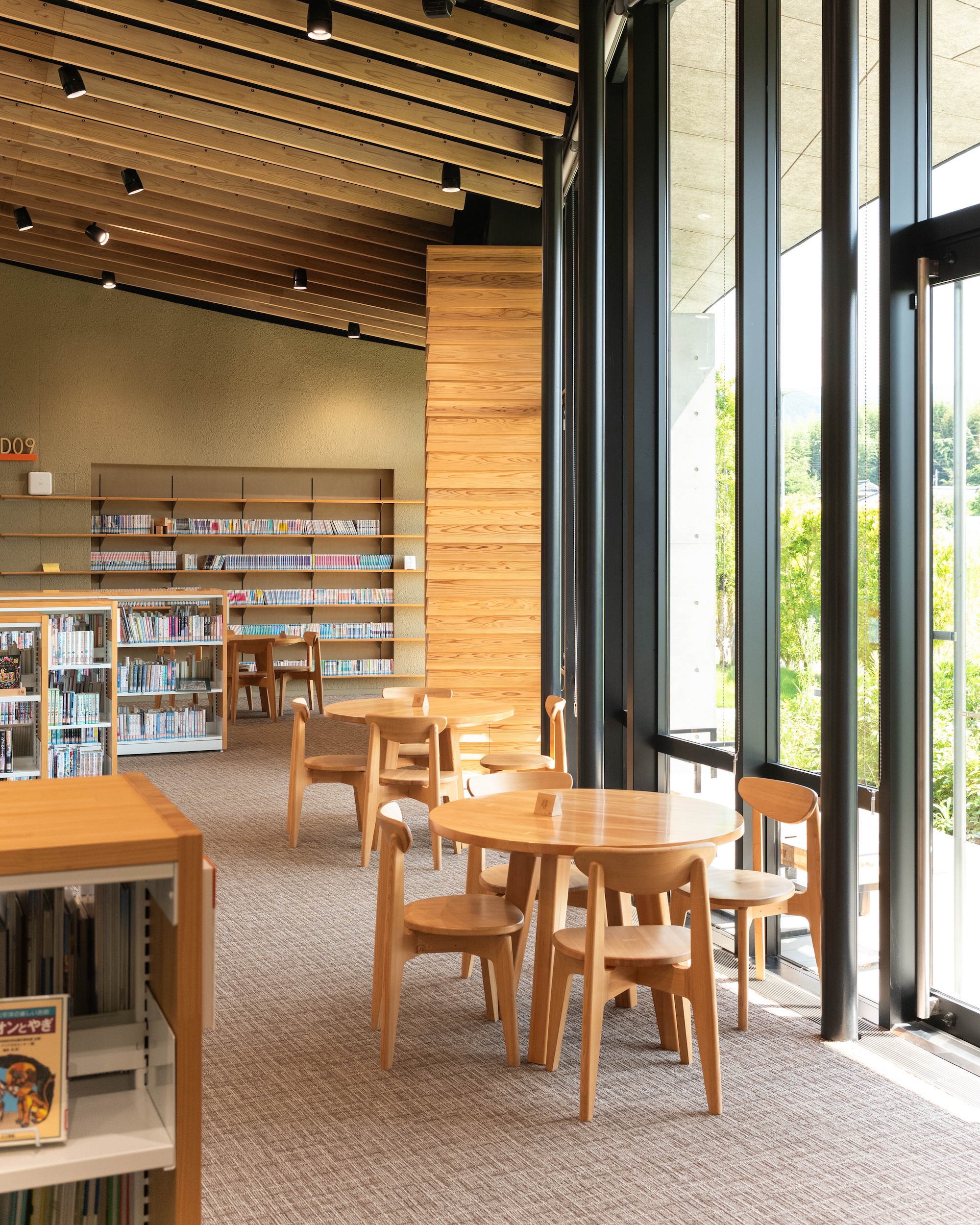 香美市立図書館かみーる｜木の温もりと光があふれる、地域に開かれた図書館