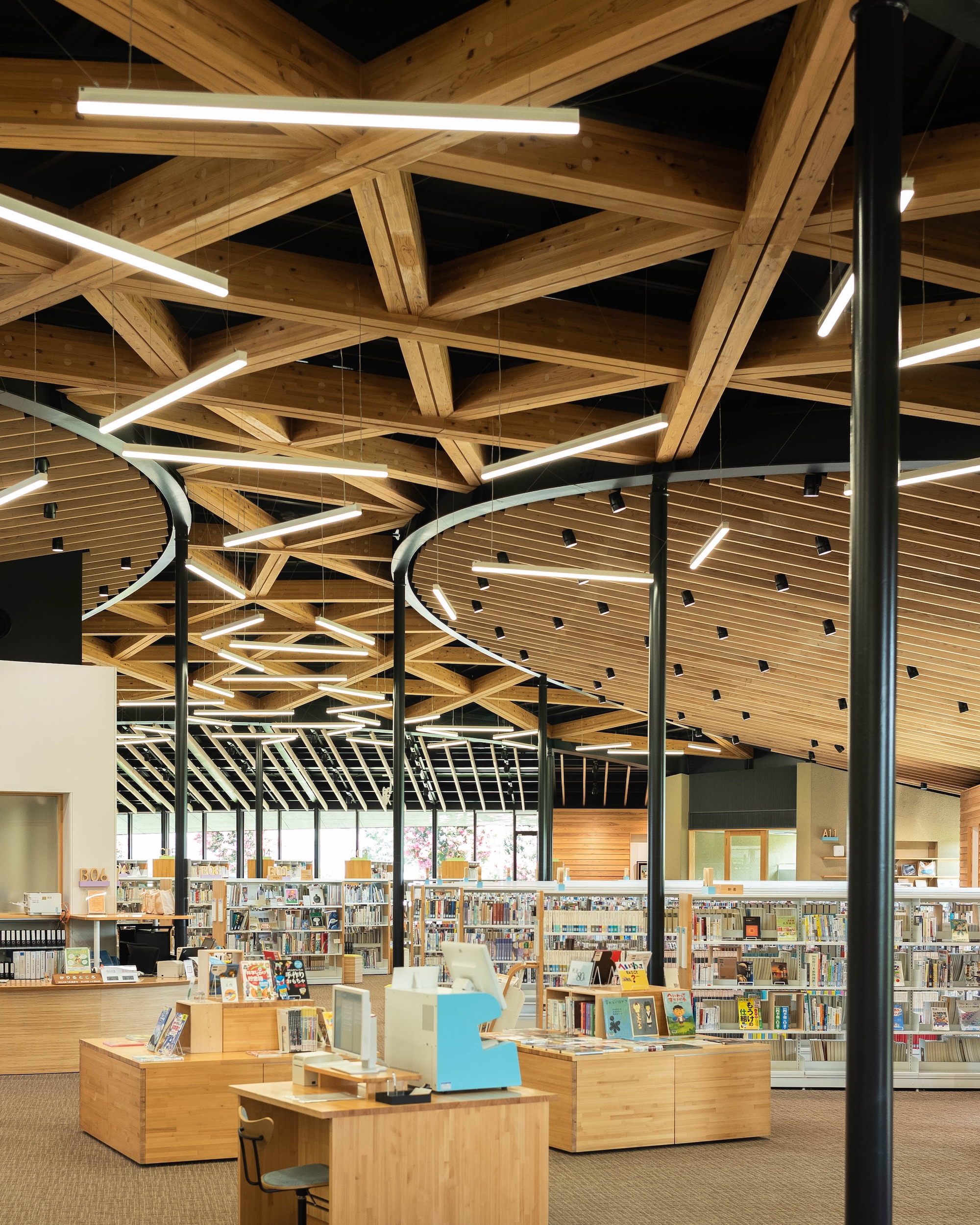 香美市立図書館かみーる｜木の温もりと光があふれる、地域に開かれた図書館