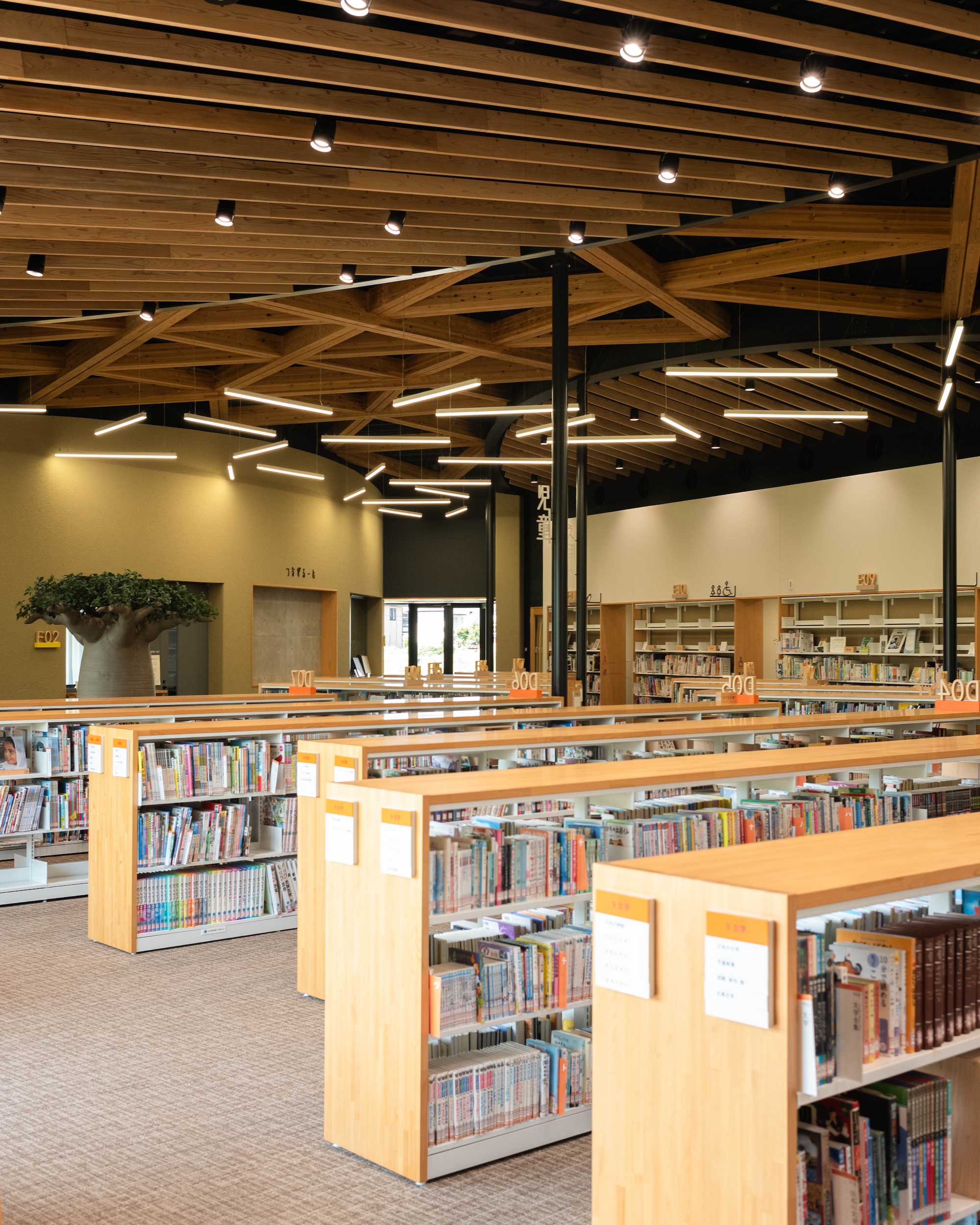 香美市立図書館かみーる｜木の温もりと光があふれる、地域に開かれた図書館