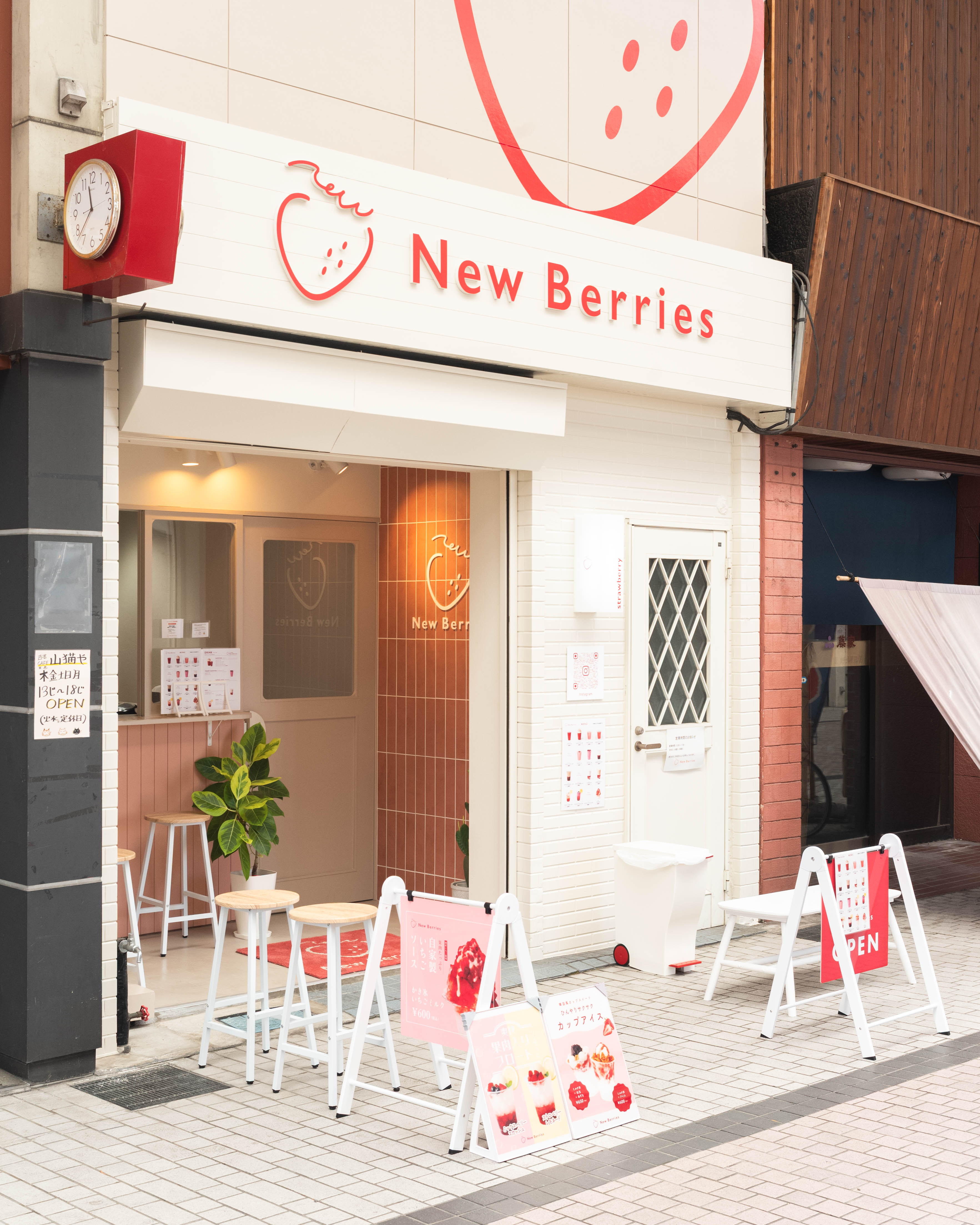 いちご専門店ニューベリーズ|天神橋商店街に映える真っ白&ピンクのいちご専門店