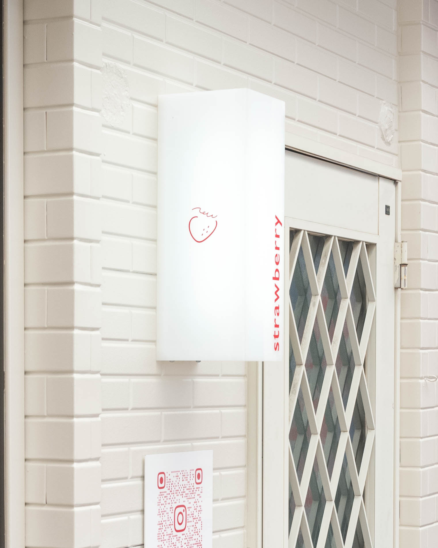 いちご専門店ニューベリーズ|天神橋商店街に映える真っ白&ピンクのいちご専門店