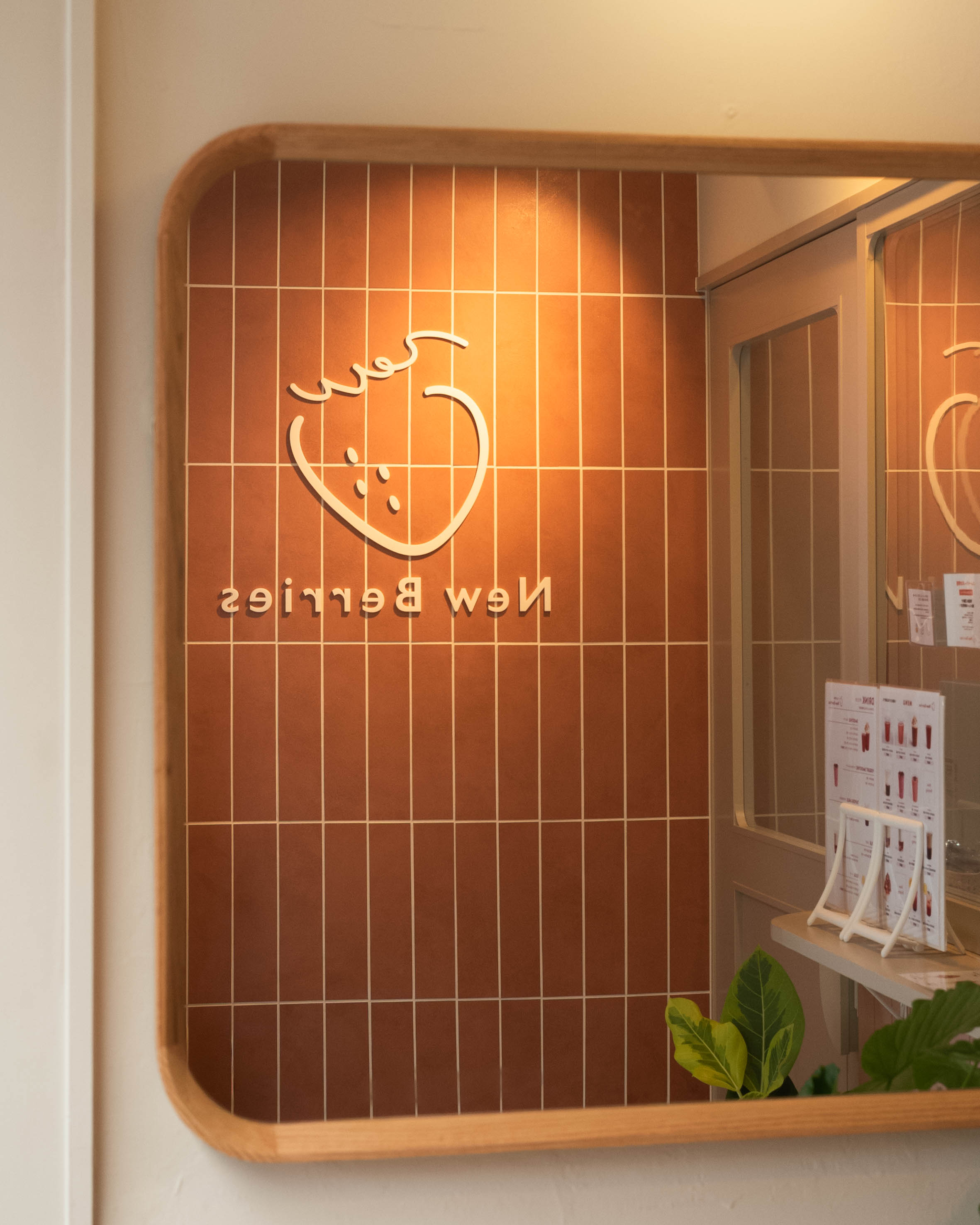 いちご専門店ニューベリーズ|天神橋商店街に映える真っ白&ピンクのいちご専門店