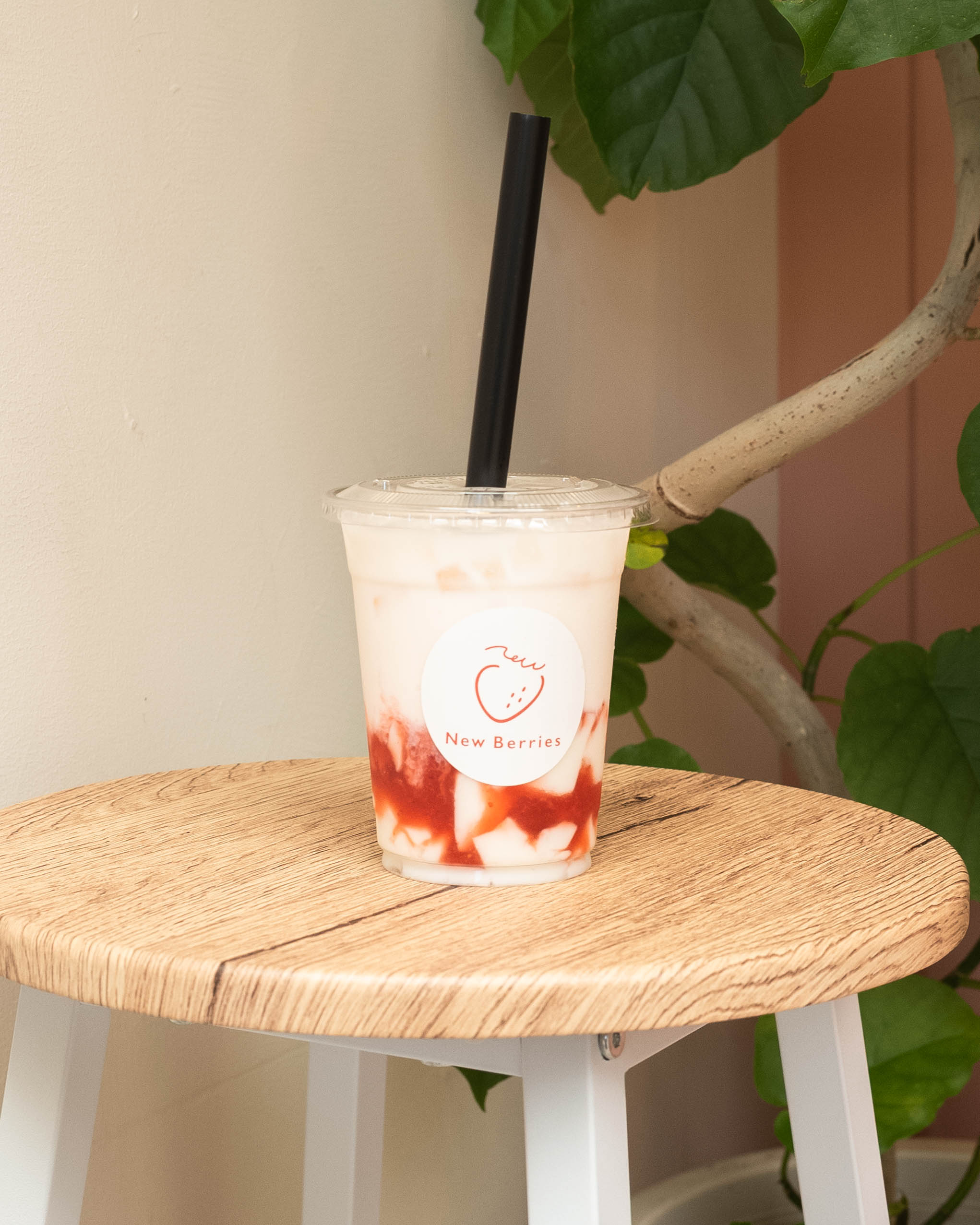 いちご専門店ニューベリーズ|天神橋商店街に映える真っ白&ピンクのいちご専門店