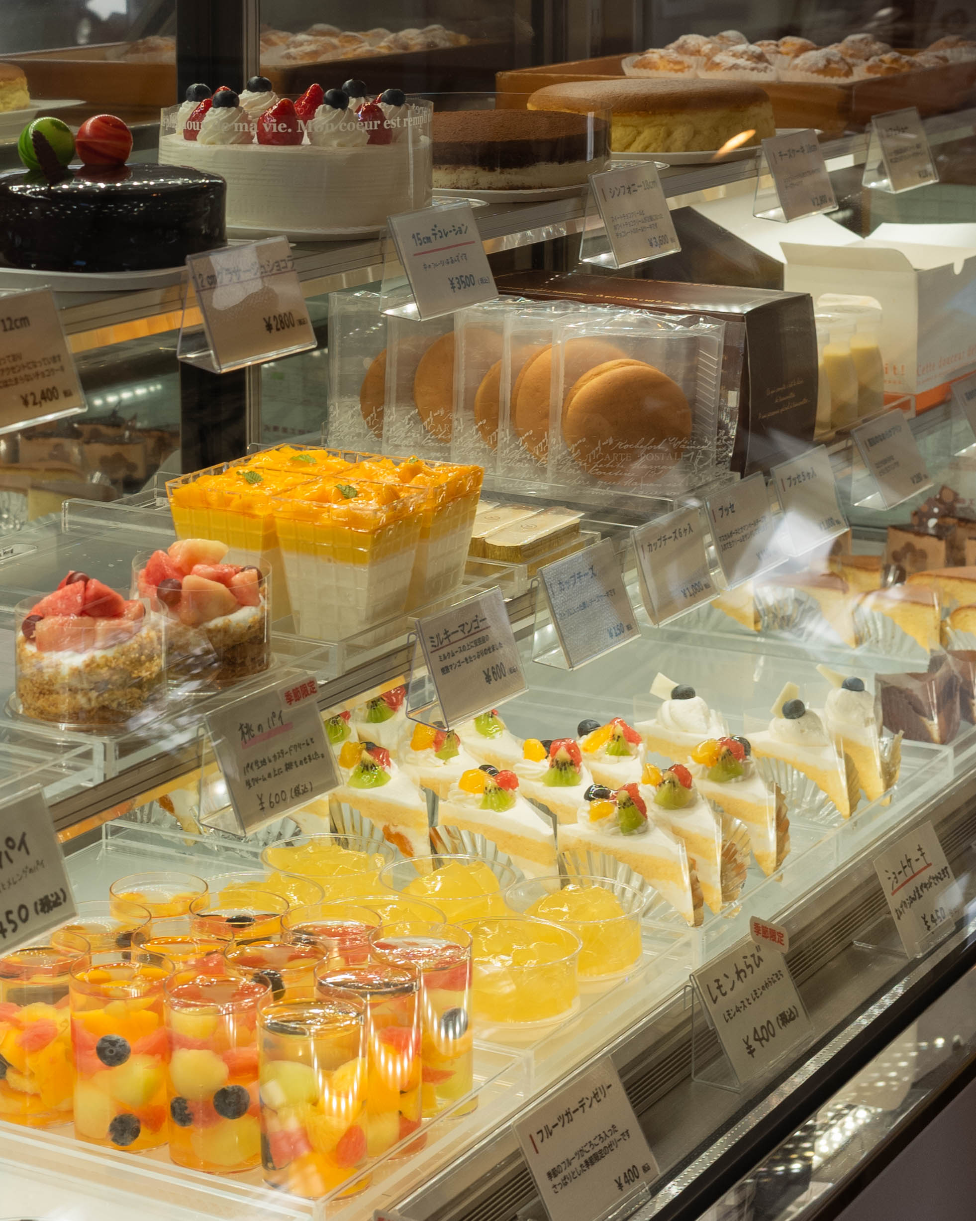 洋菓子倶楽部｜豊富な品揃えと季節限定スイーツ！街に愛される小さなケーキ屋