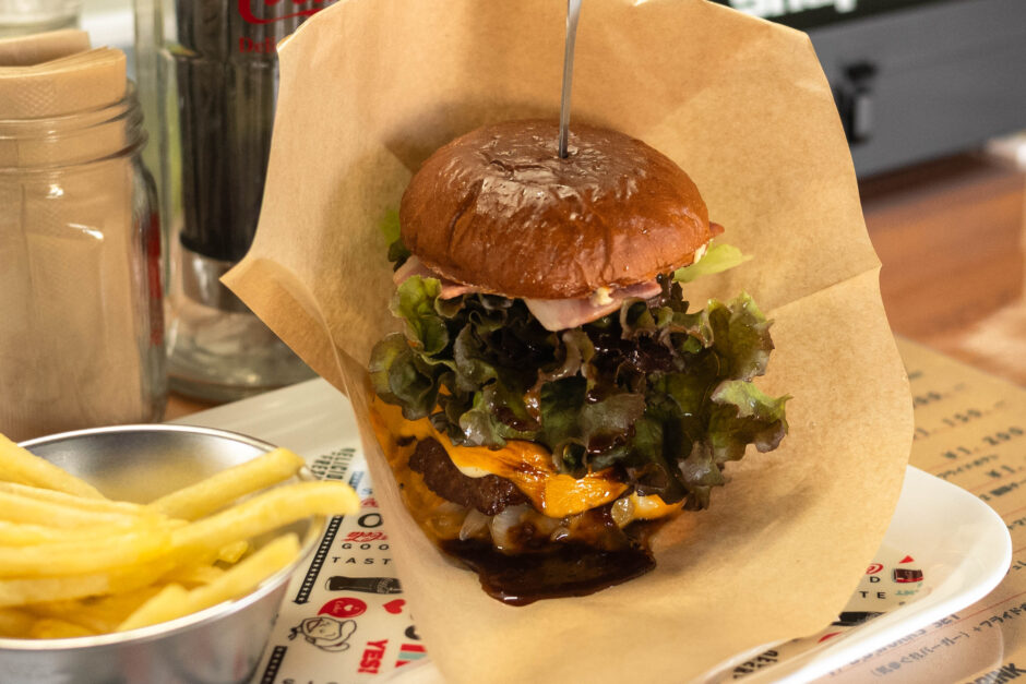 B.B.WORKS_KOCHI｜ヤシィパーク近くの海辺で味わう、本気のグルメバーガー