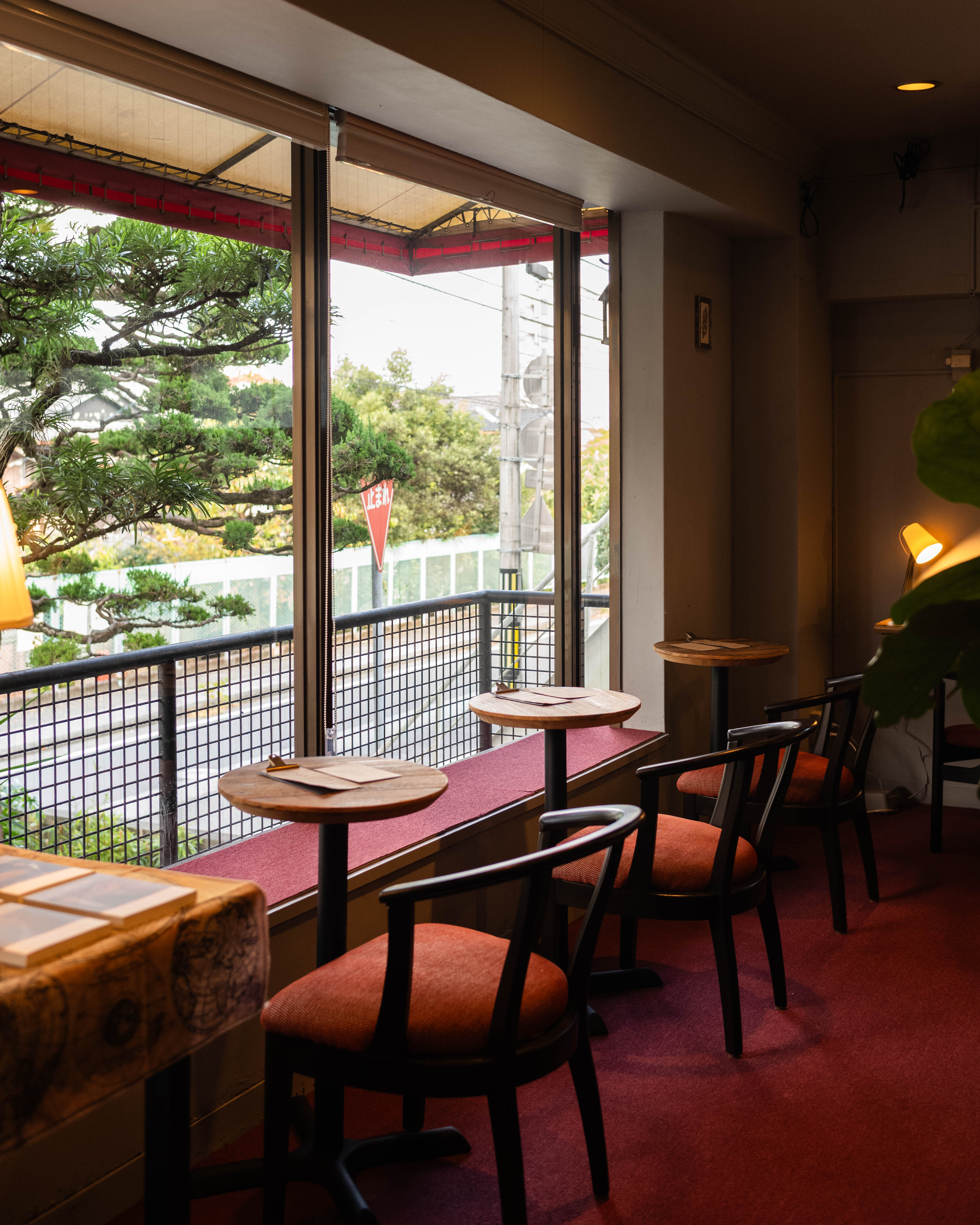 ひいろ書店|ミステリーの世界へ誘う、隠れ家的な書店カフェ