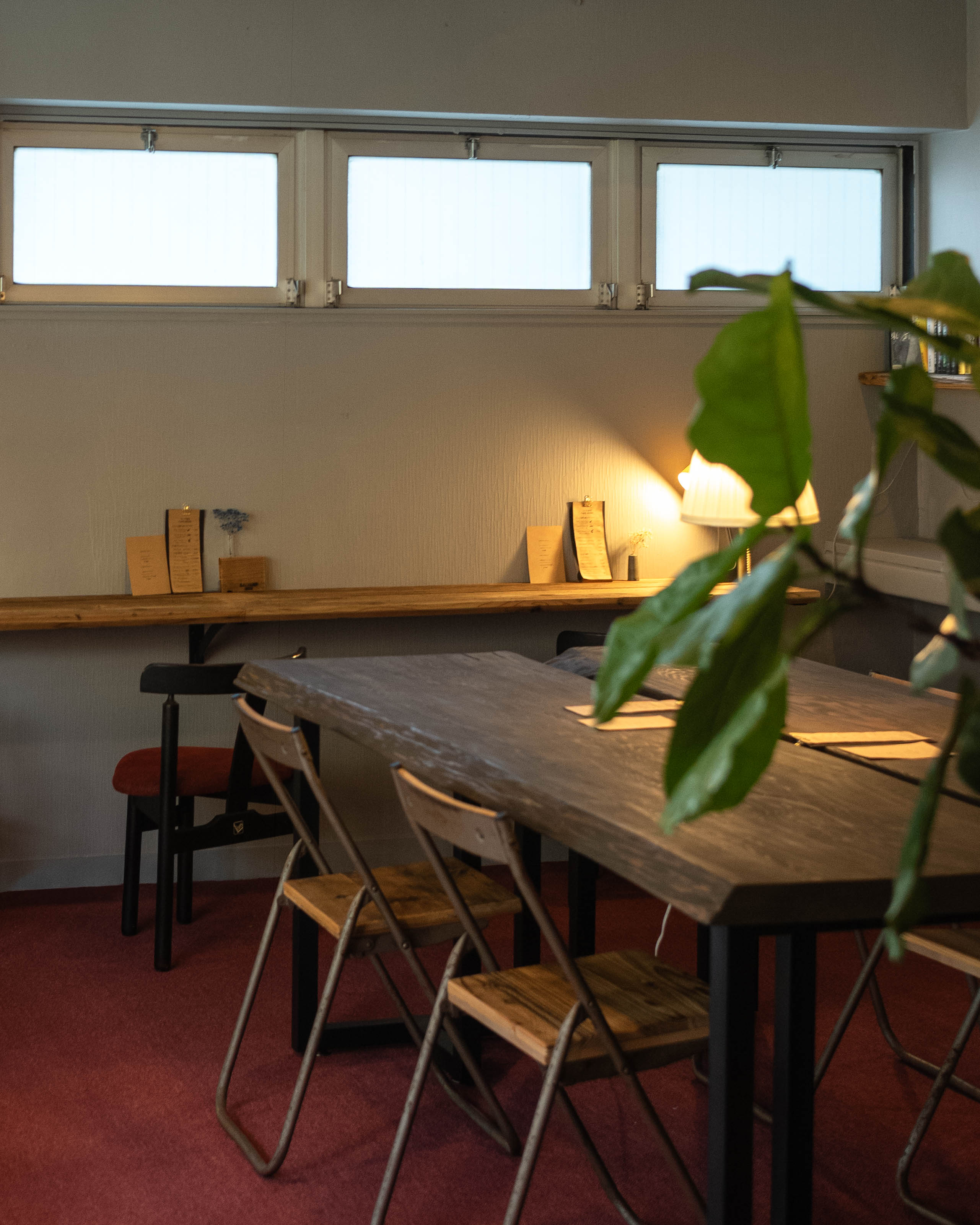 ひいろ書店|ミステリーの世界へ誘う、隠れ家的な書店カフェ