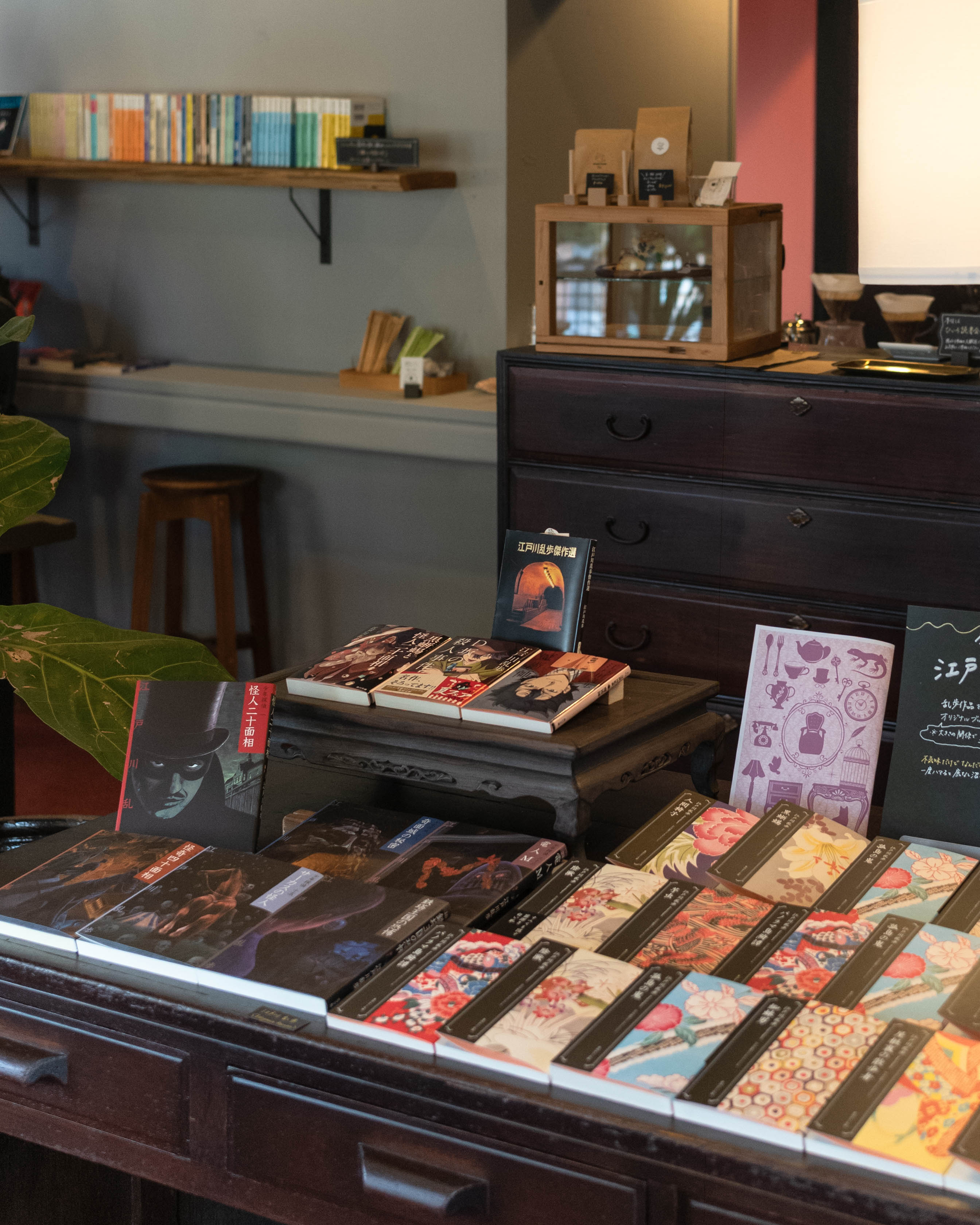 ひいろ書店|ミステリーの世界へ誘う、隠れ家的な書店カフェ