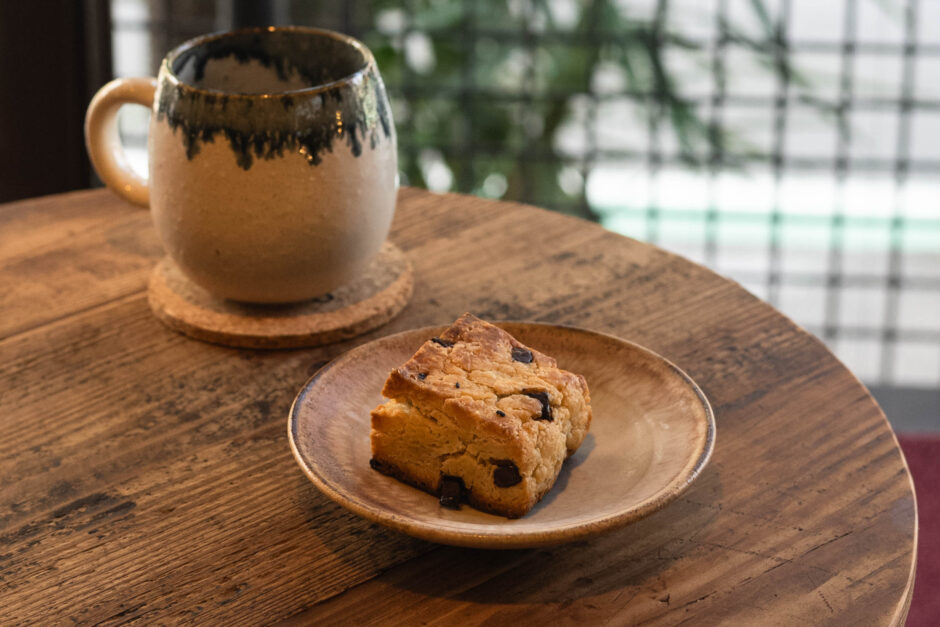 ひいろ書店｜ミステリーの世界へ誘う、隠れ家的な書店カフェ