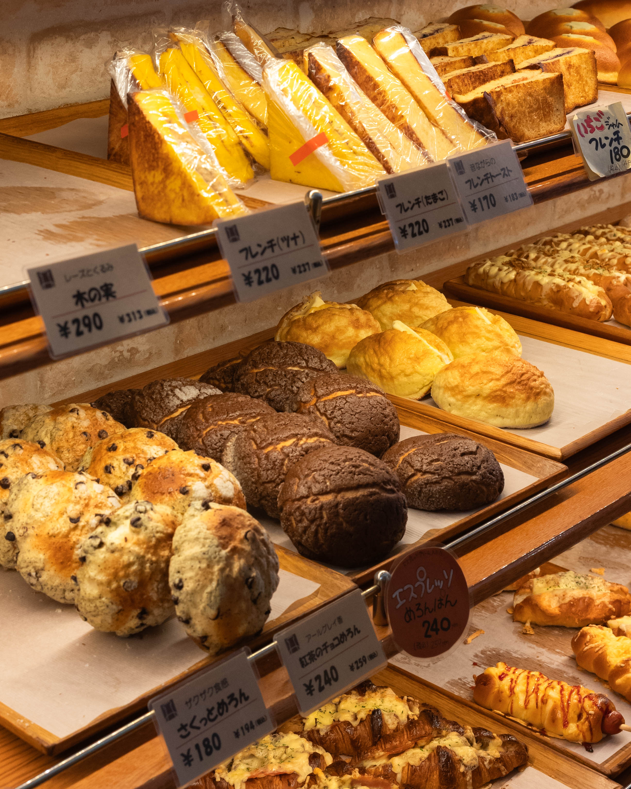 ベークショップ ヒジリ|150種類以上がずらり!焼き立ての香りに包まれる人気店