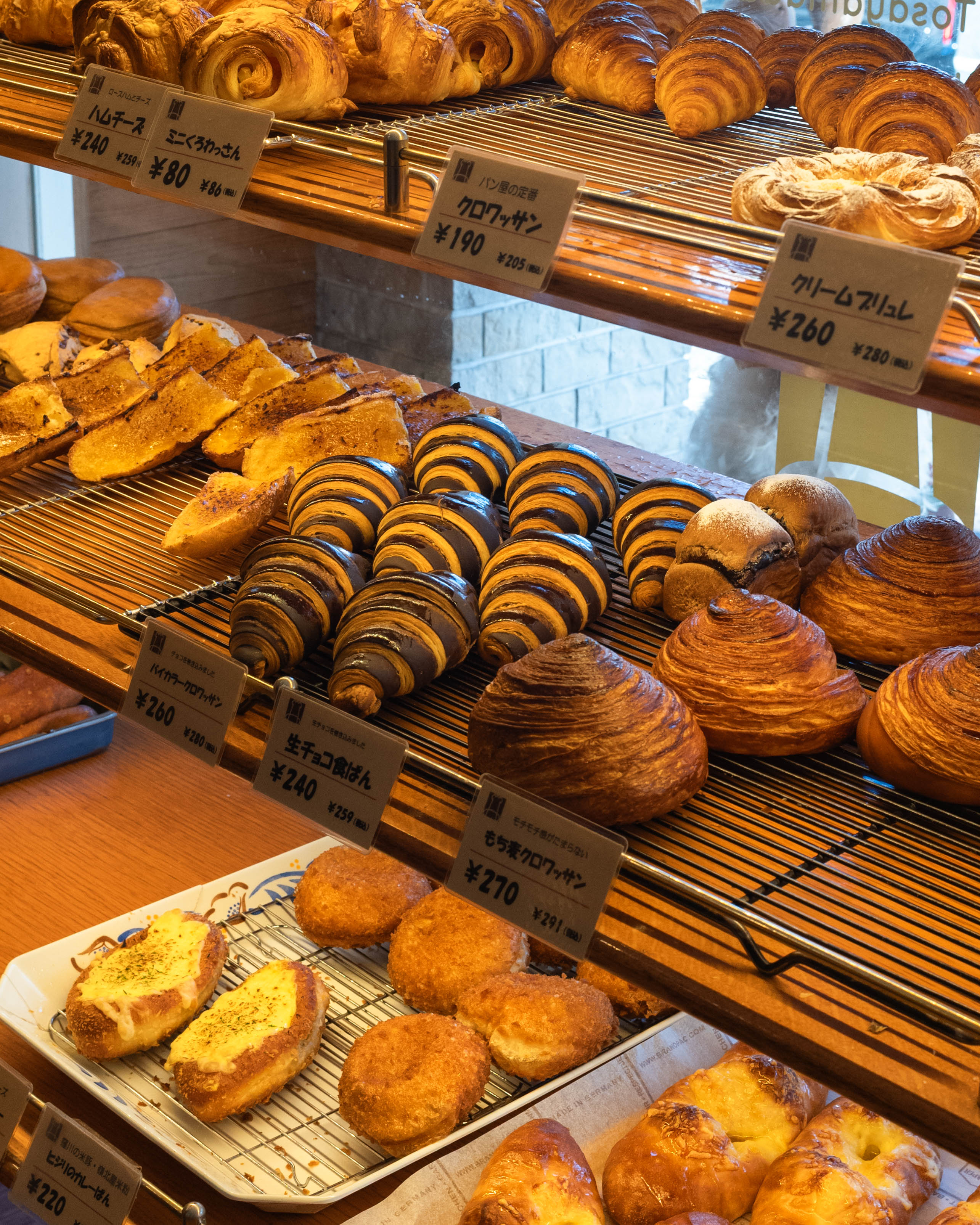 ベークショップ ヒジリ|150種類以上がずらり!焼き立ての香りに包まれる人気店