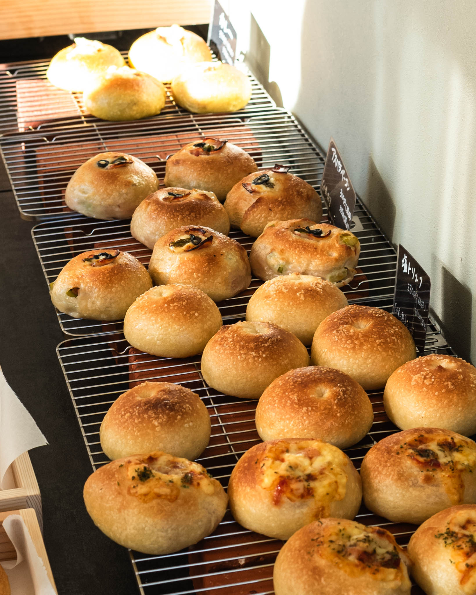 a lot of bagel|職人の手仕事が光る、行列必至のベーグルとカヌレ専門店