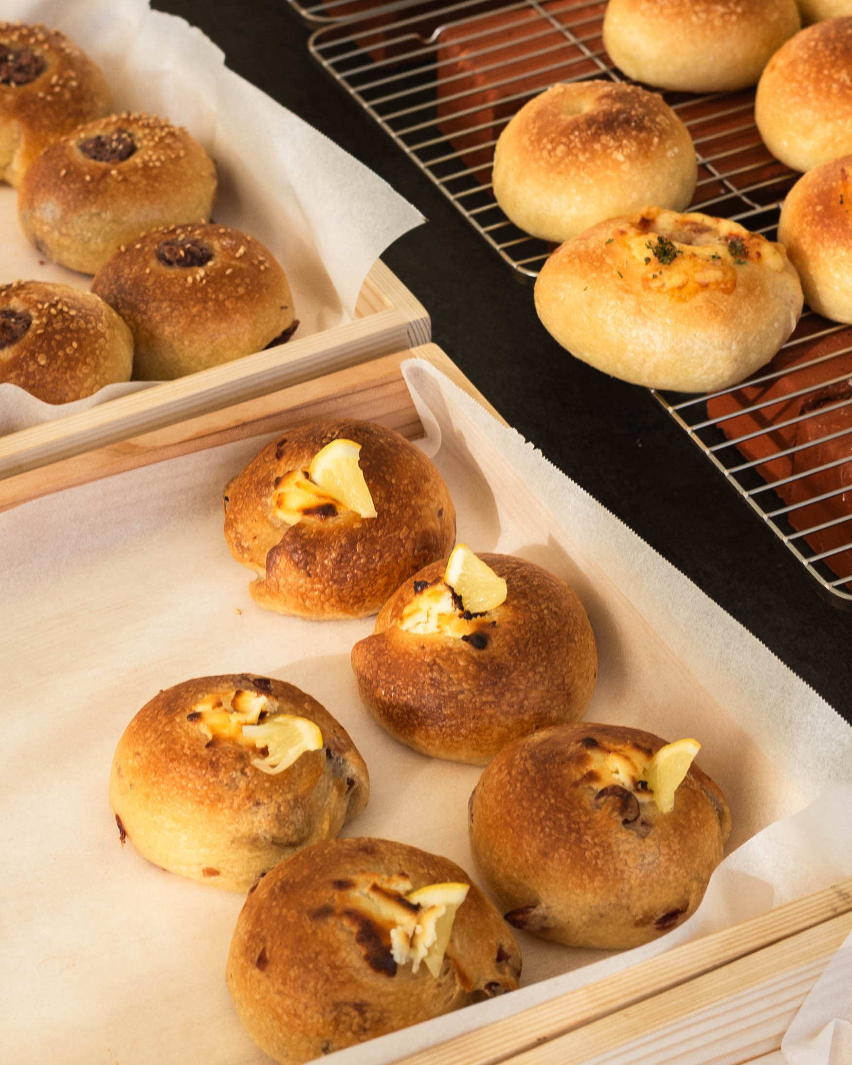 a lot of bagel|職人の手仕事が光る、行列必至のベーグルとカヌレ専門店