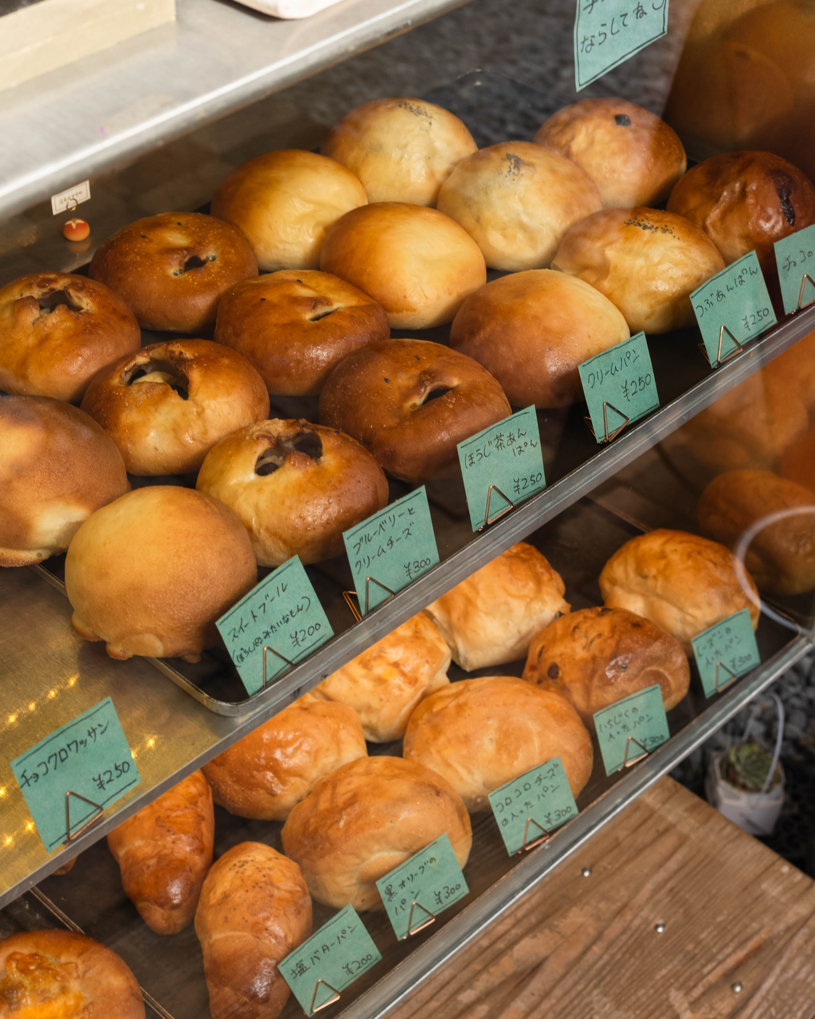 カラッパン|クロワッサンとパンたち。街角の小さなパン屋さん