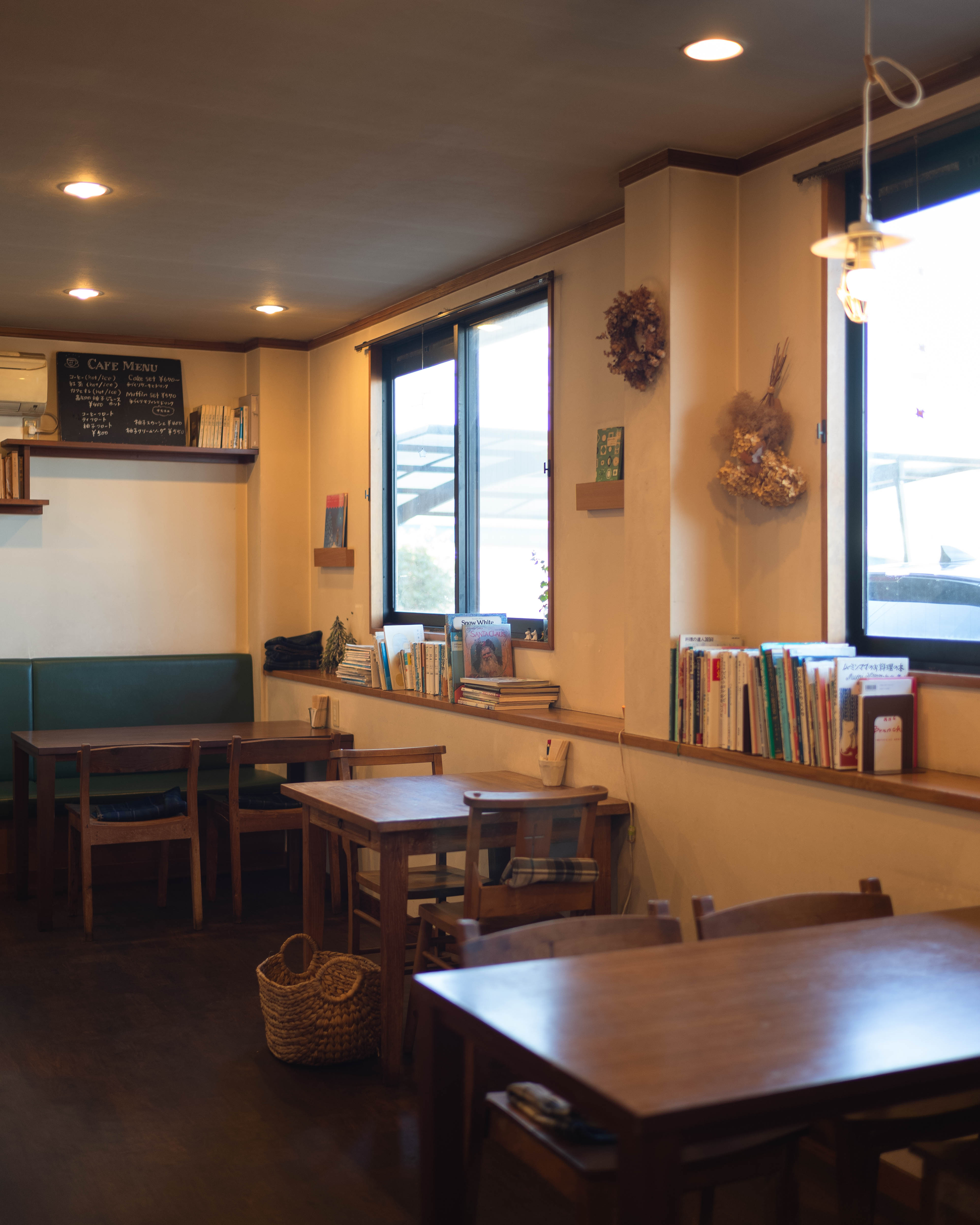 本とカフェ 三日月堂|鏡川のほとりで、本とコーヒーに浸る時間