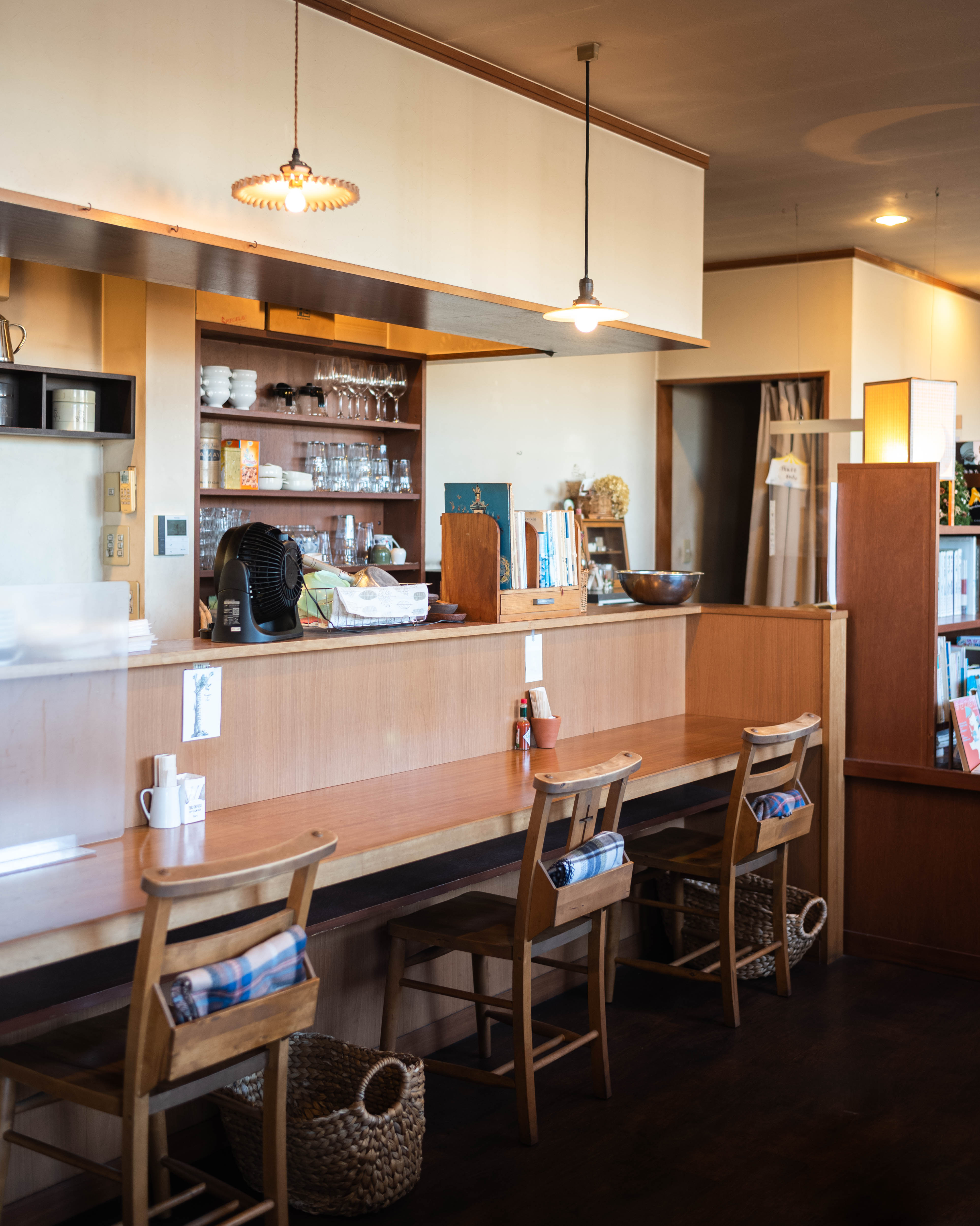 本とカフェ 三日月堂|鏡川のほとりで、本とコーヒーに浸る時間