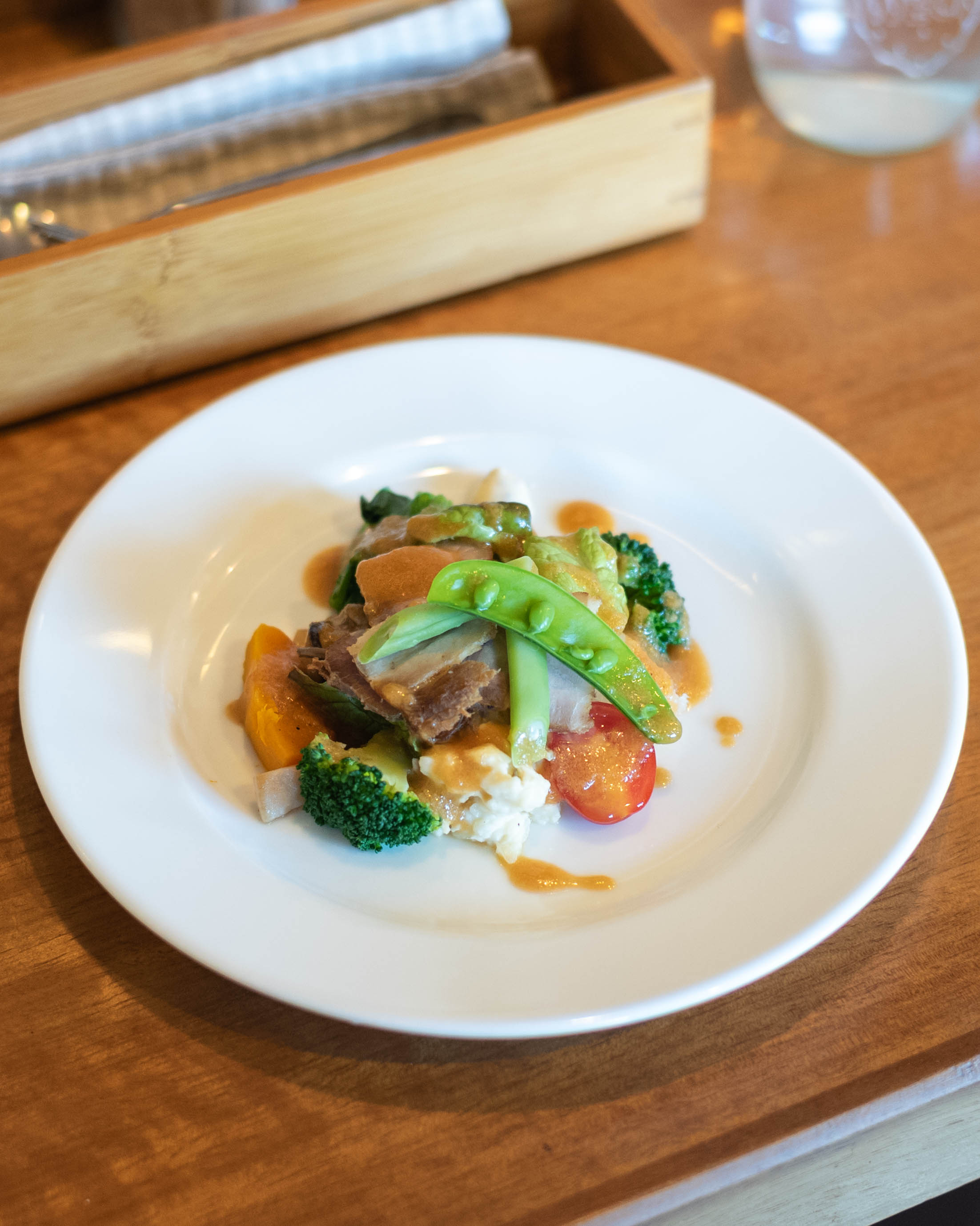 本とカフェ 三日月堂|鏡川のほとりで、本とコーヒーに浸る時間