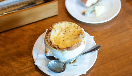 本とカフェ 三日月堂｜鏡川のほとりで、本とコーヒーに浸る時間