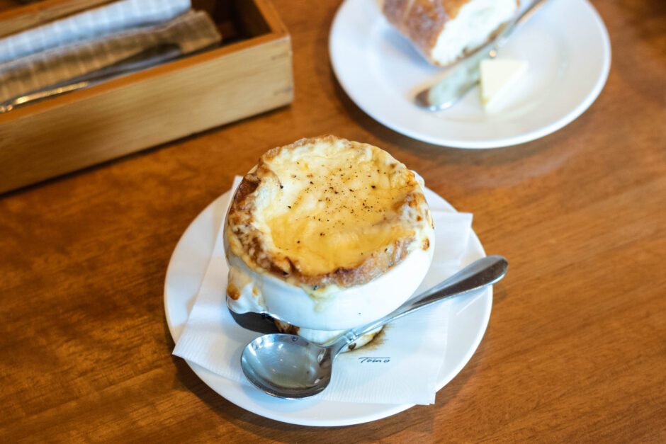 本とカフェ 三日月堂｜鏡川のほとりで、本とコーヒーに浸る時間