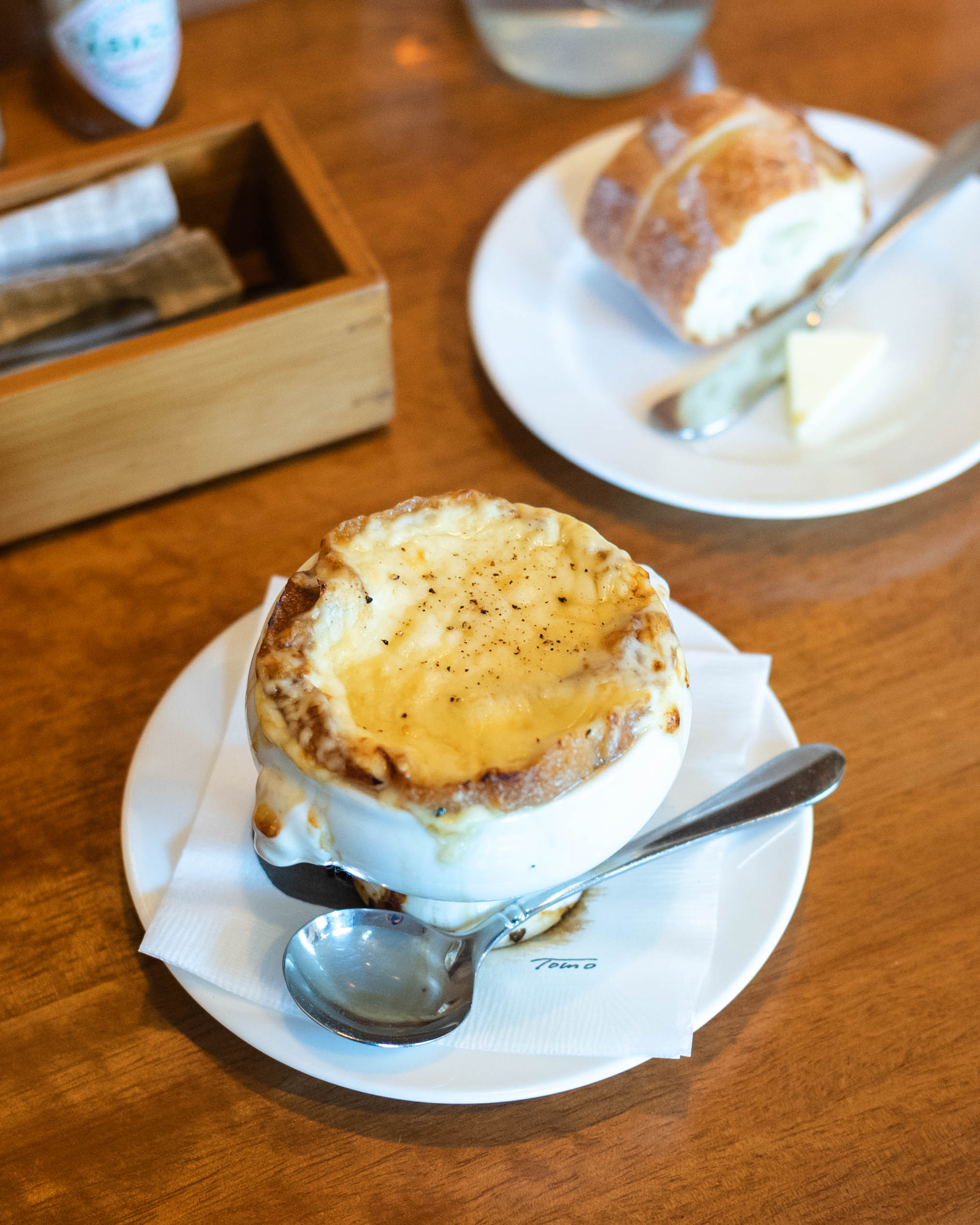 本とカフェ 三日月堂|鏡川のほとりで、本とコーヒーに浸る時間