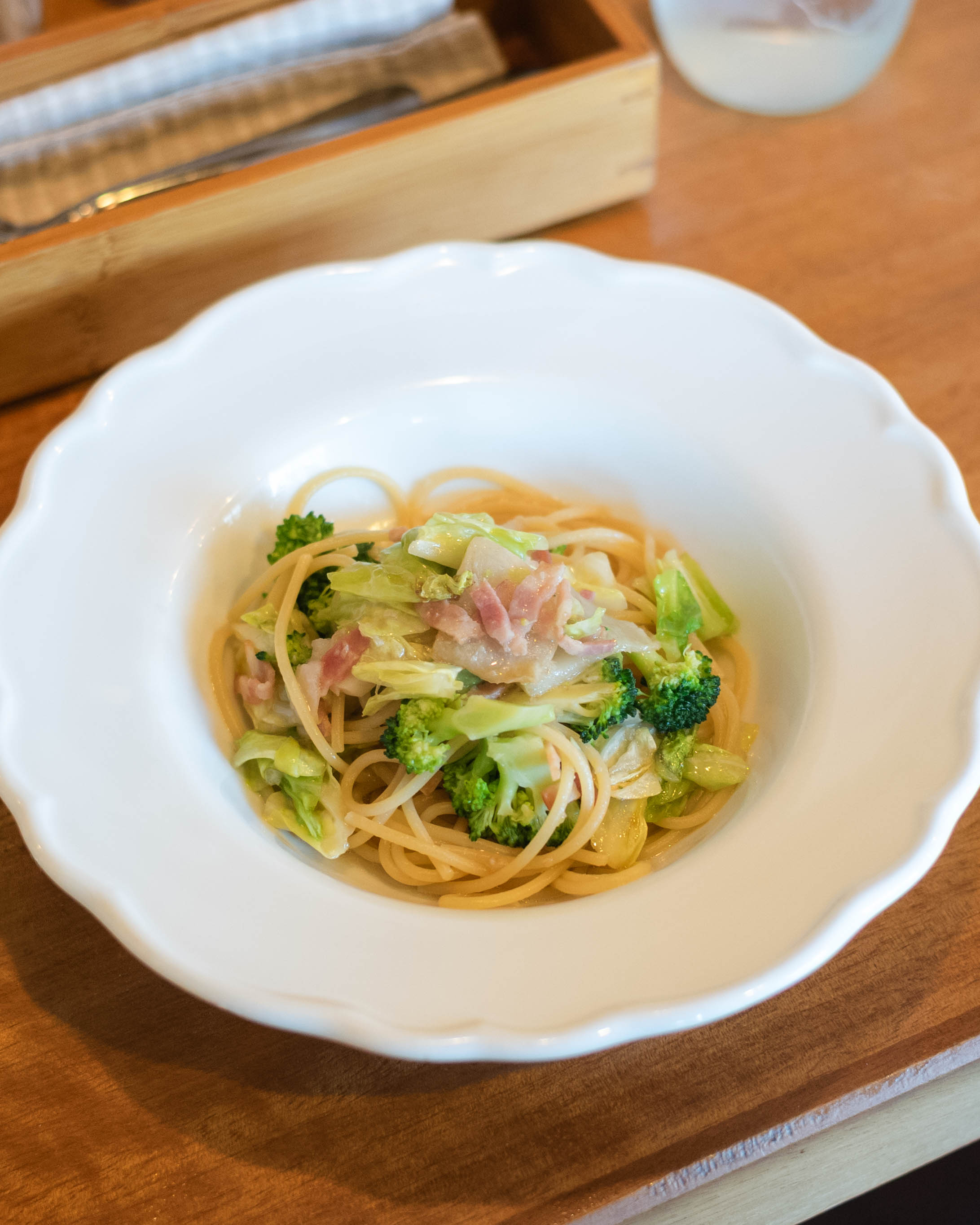 本とカフェ 三日月堂|鏡川のほとりで、本とコーヒーに浸る時間