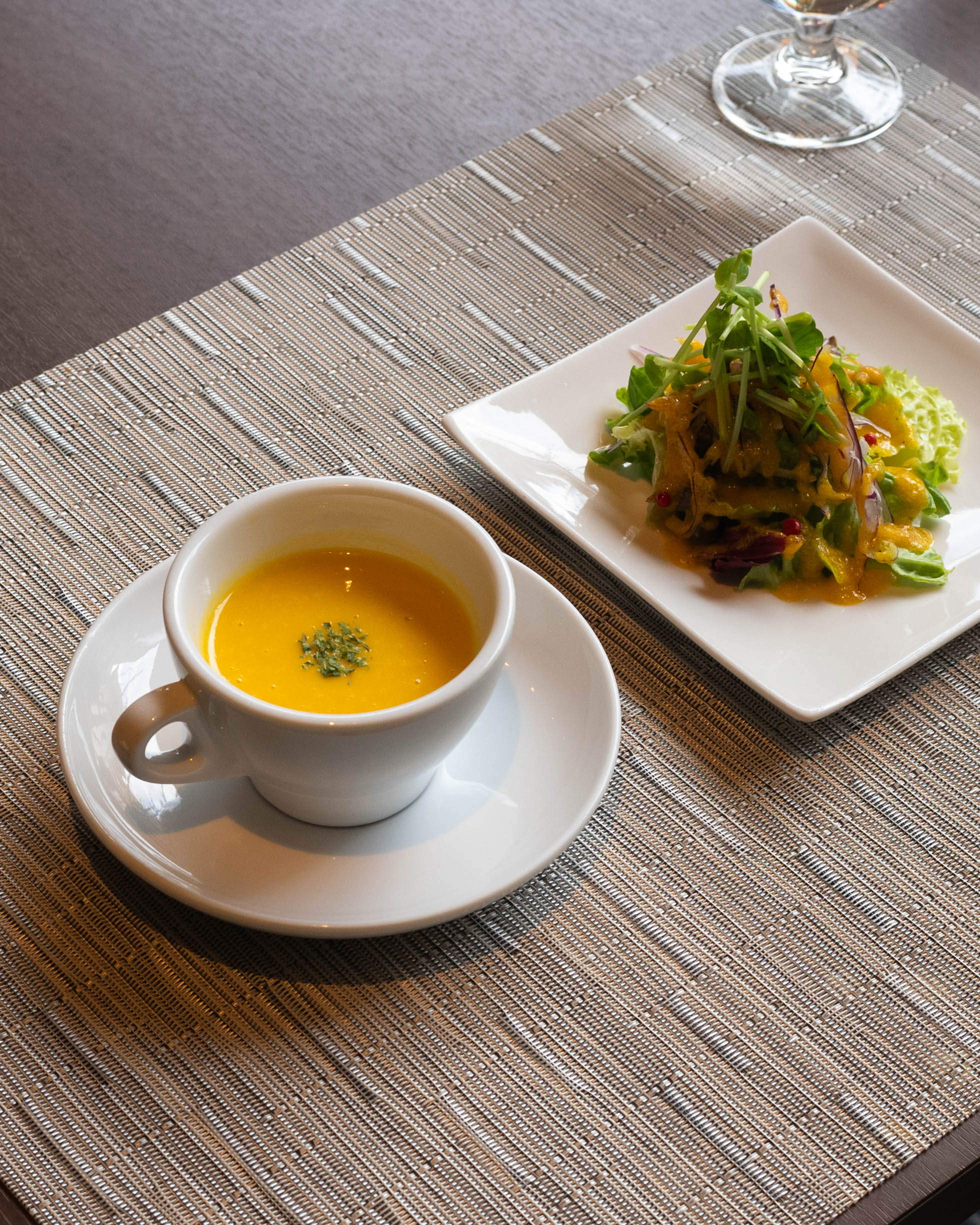 土佐和紙工芸村 QRAUD｜仁淀川のほとりで味わう、地元食材フレンチ