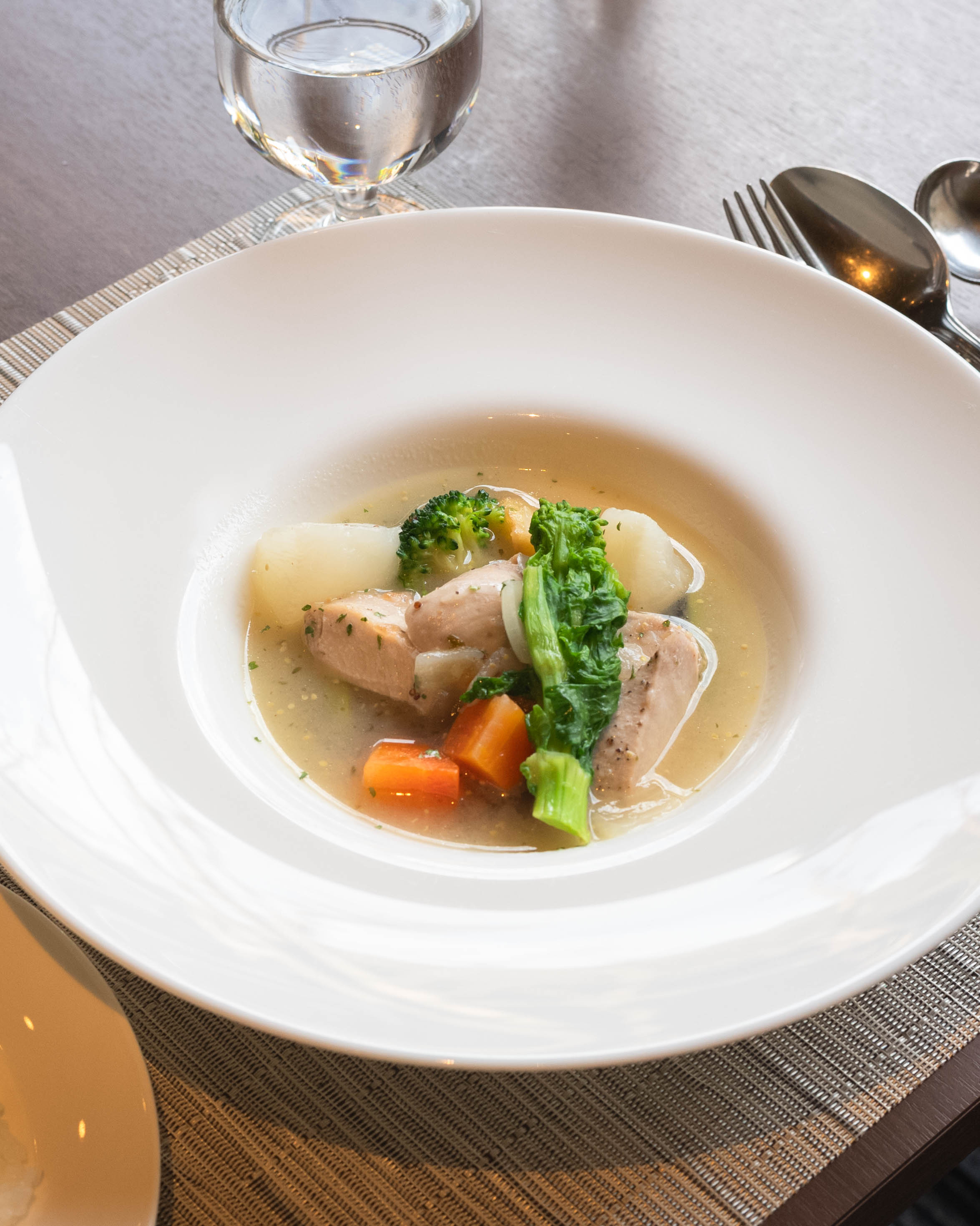 土佐和紙工芸村 QRAUD｜仁淀川のほとりで味わう、地元食材フレンチ