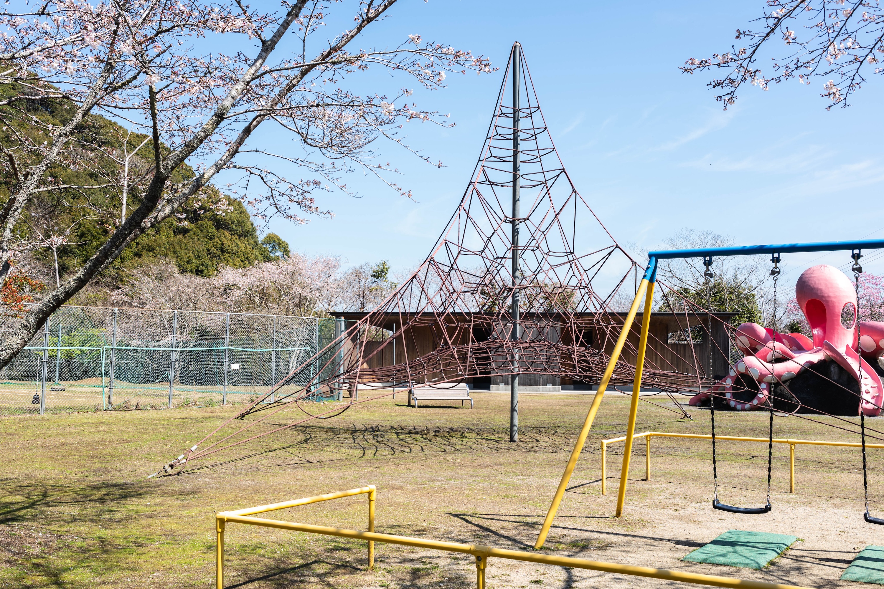 龍王公園｜春は桜が彩る、タコの滑り台が主役の公園