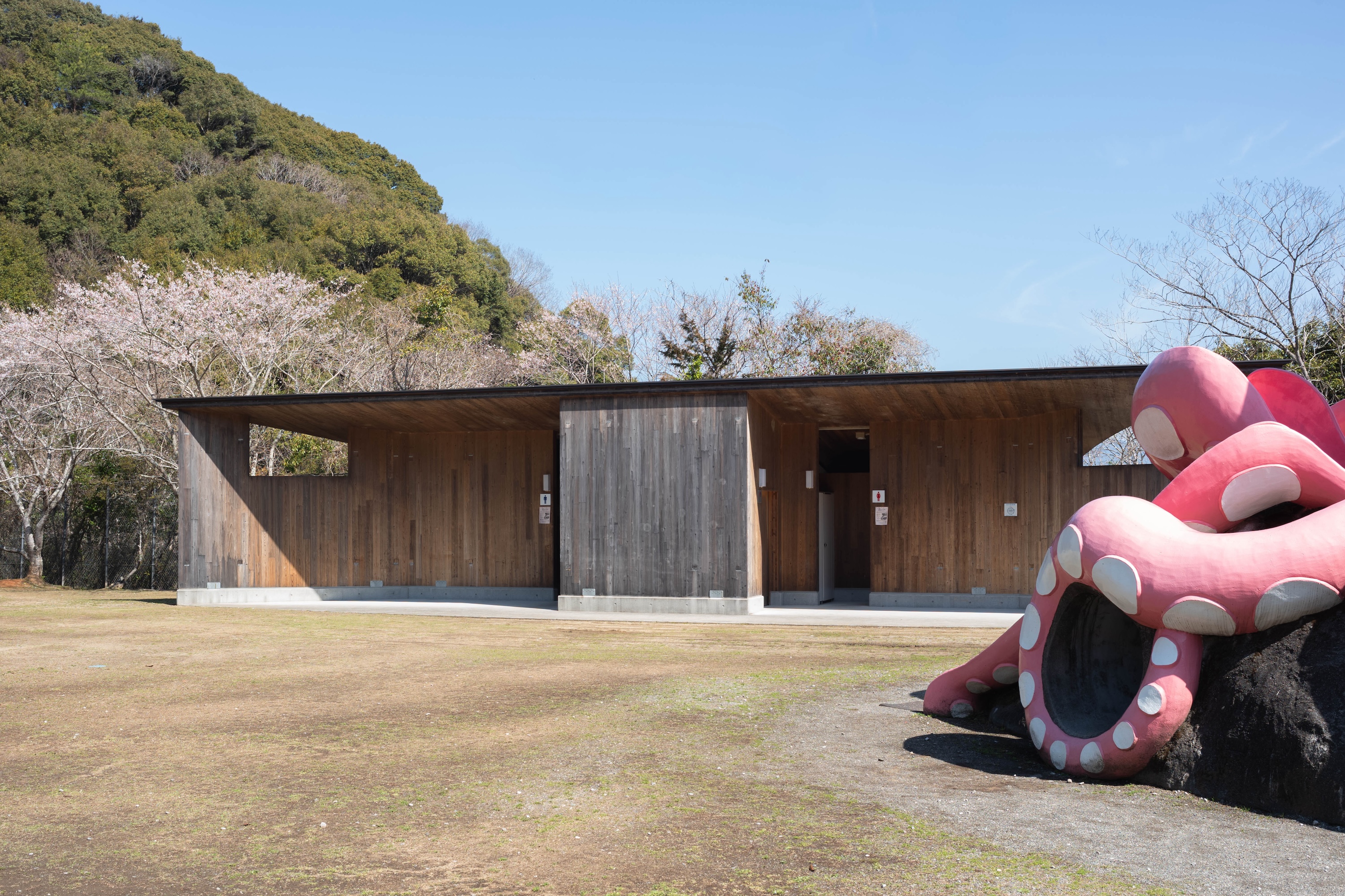 龍王公園｜春は桜が彩る、タコの滑り台が主役の公園