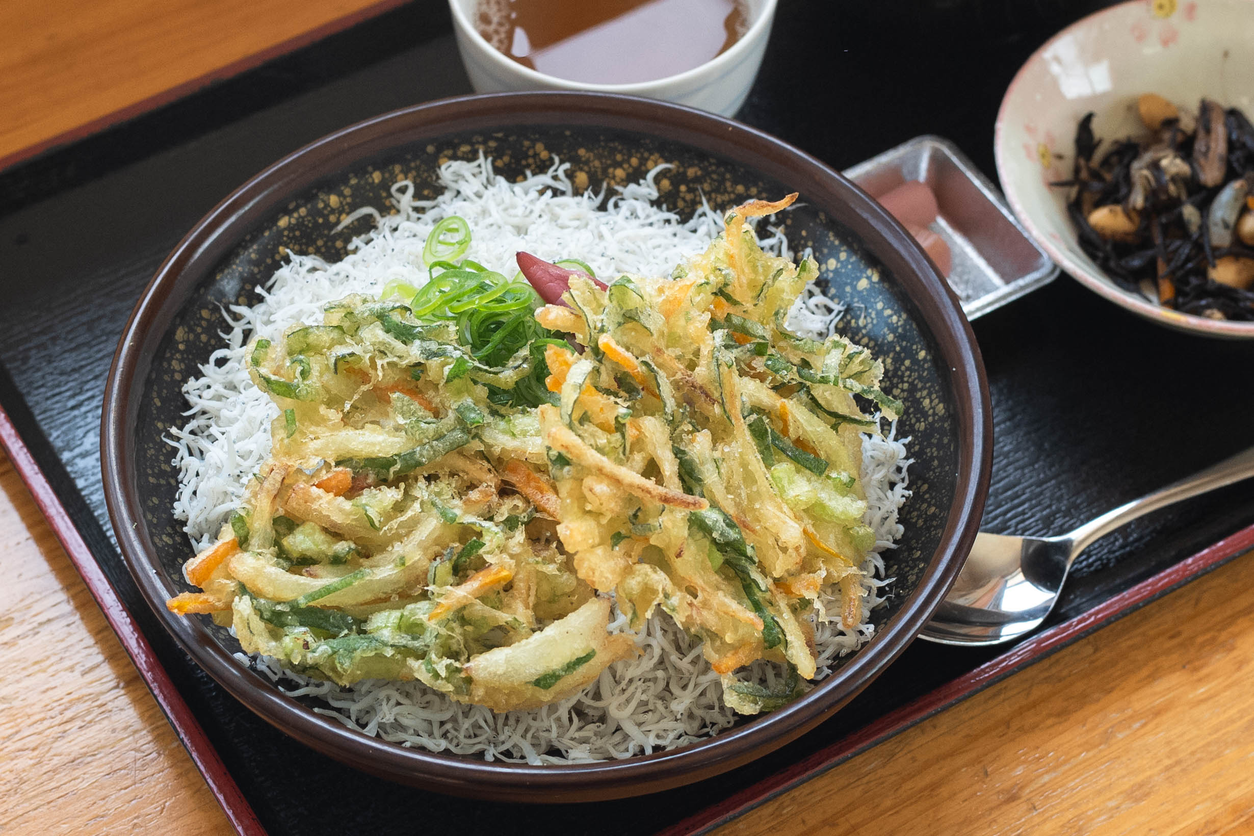 安芸しらす食堂 本店|行列の先にある一杯。安芸の名物しらす丼