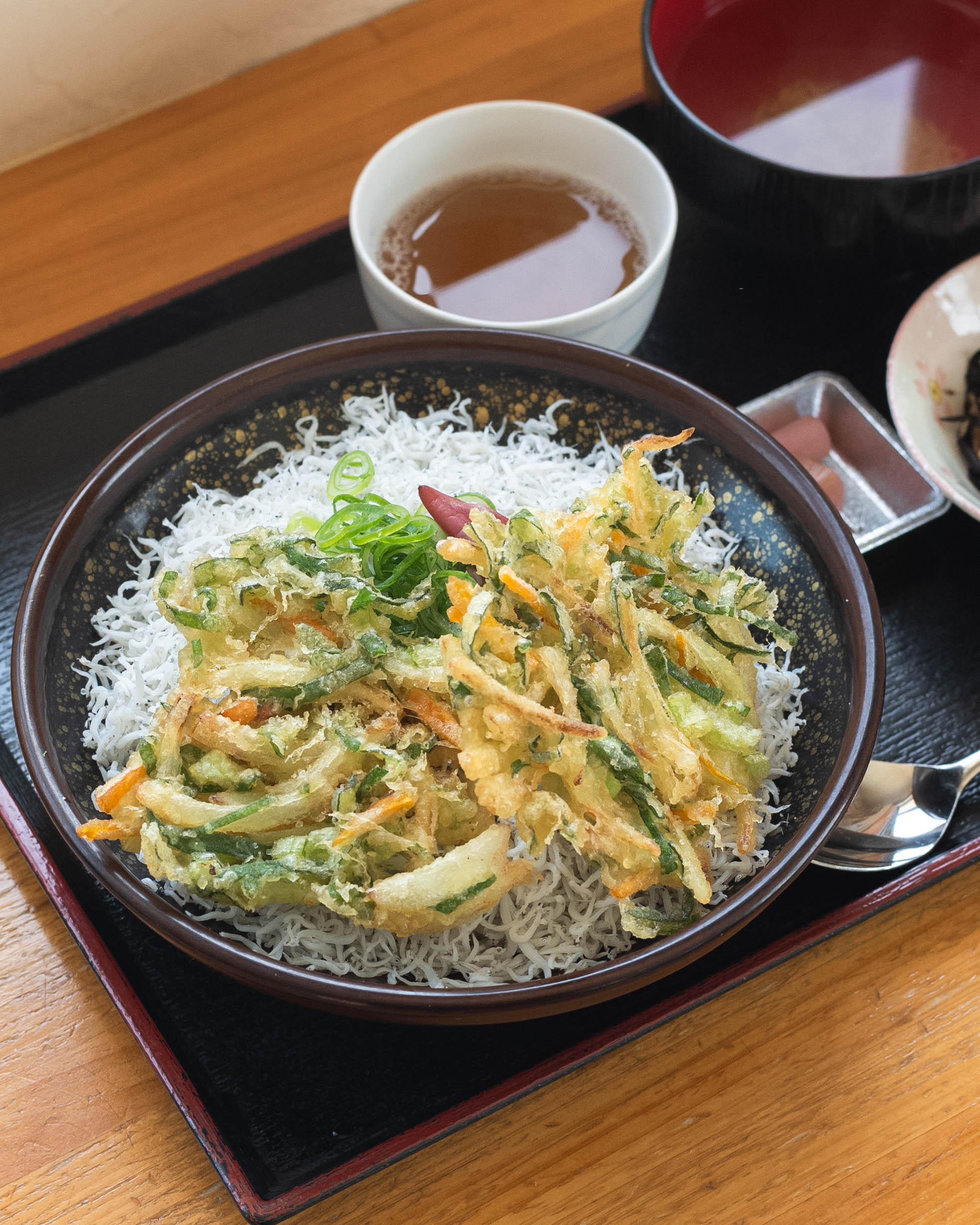 安芸しらす食堂 本店|行列の先にある一杯。安芸の名物しらす丼