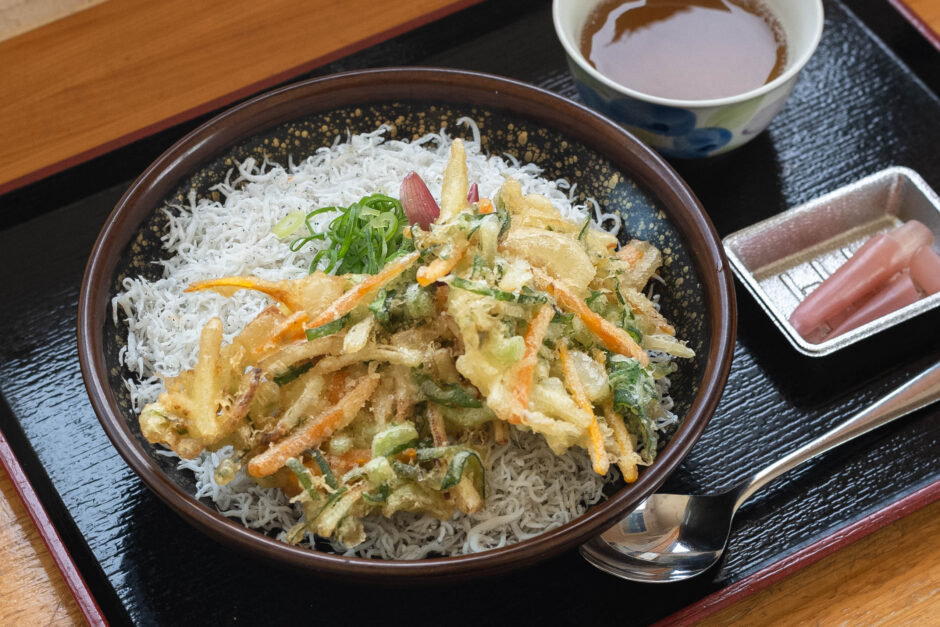 安芸しらす食堂 本店｜行列の先にある一杯。安芸の名物しらす丼